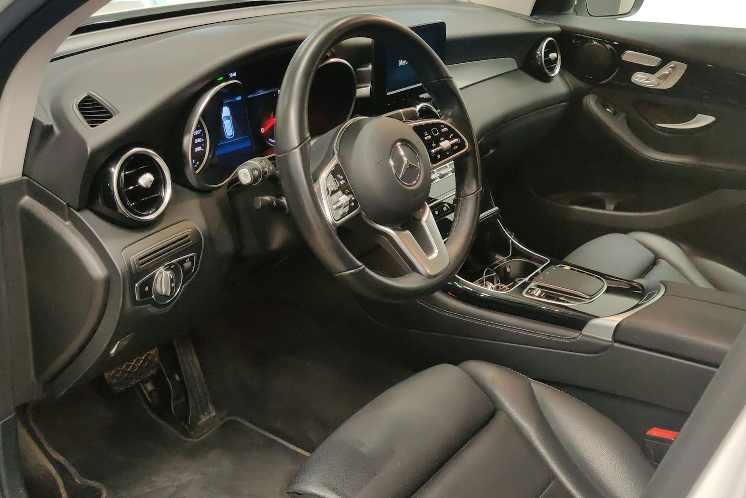 Valkoinen Mercedes-Benz GLC 2020 kuva 7.