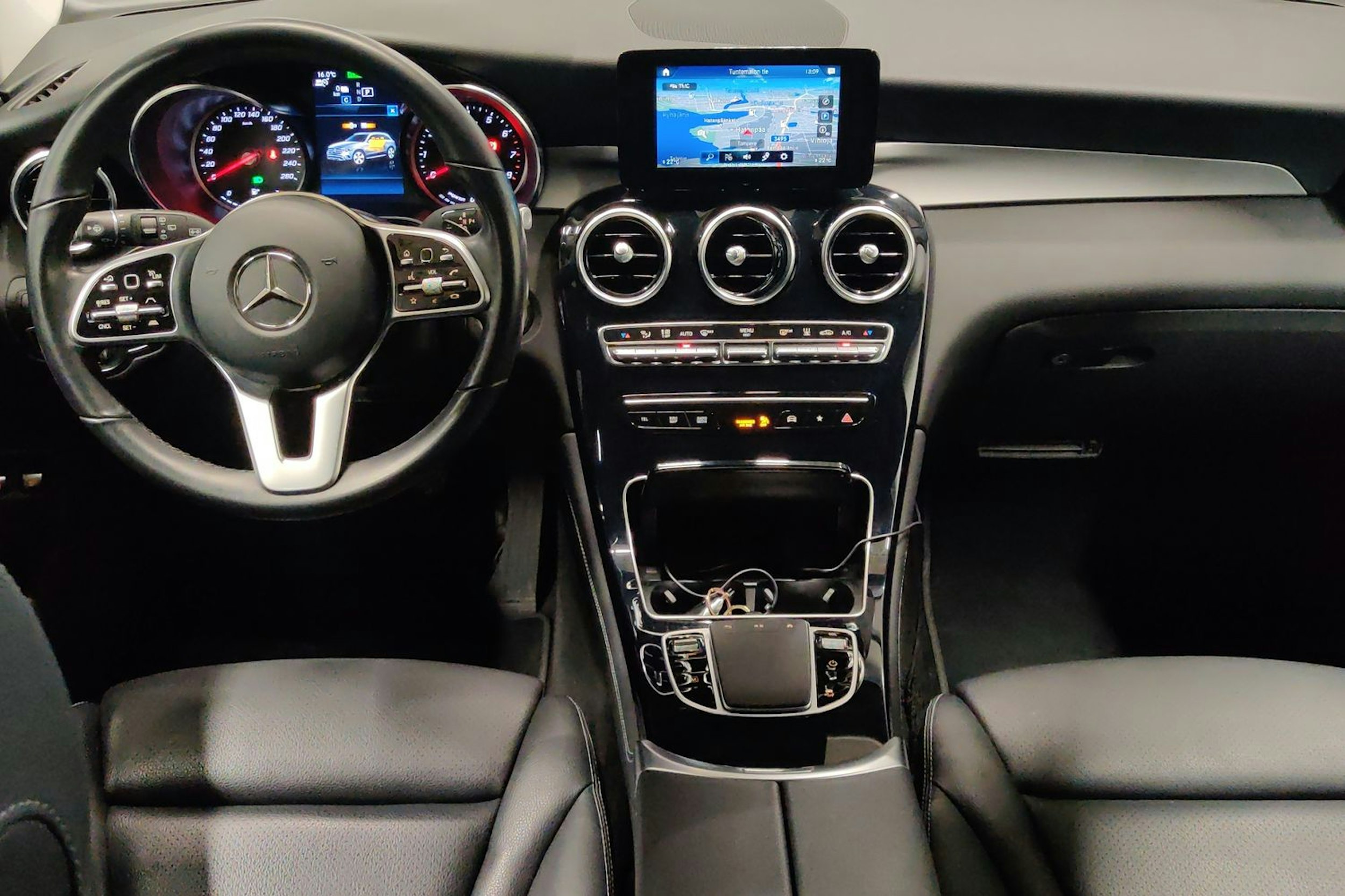 Valkoinen Mercedes-Benz GLC 2020 kuva 9.