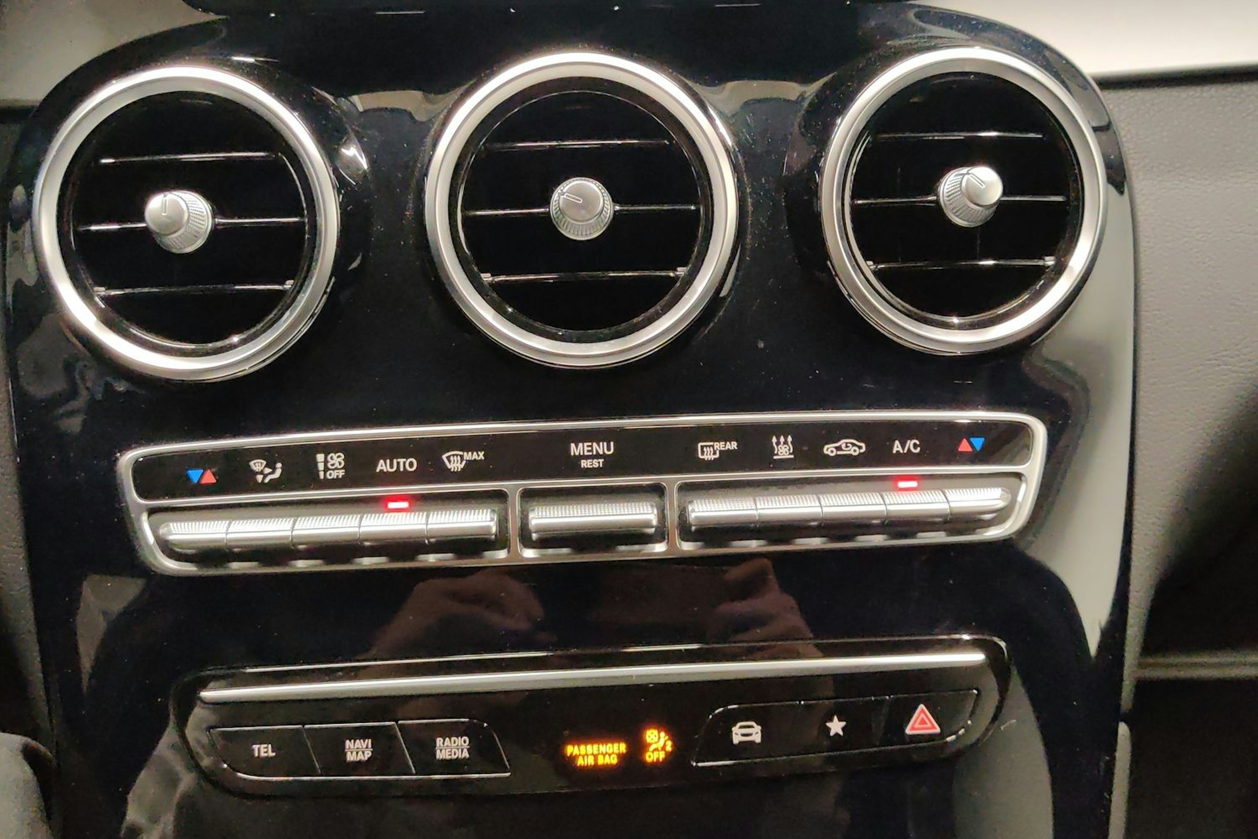 Valkoinen Mercedes-Benz GLC 2020 kuva 18.