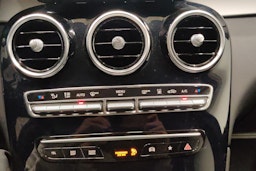 Valkoinen Mercedes-Benz GLC 2020 kuva 18.