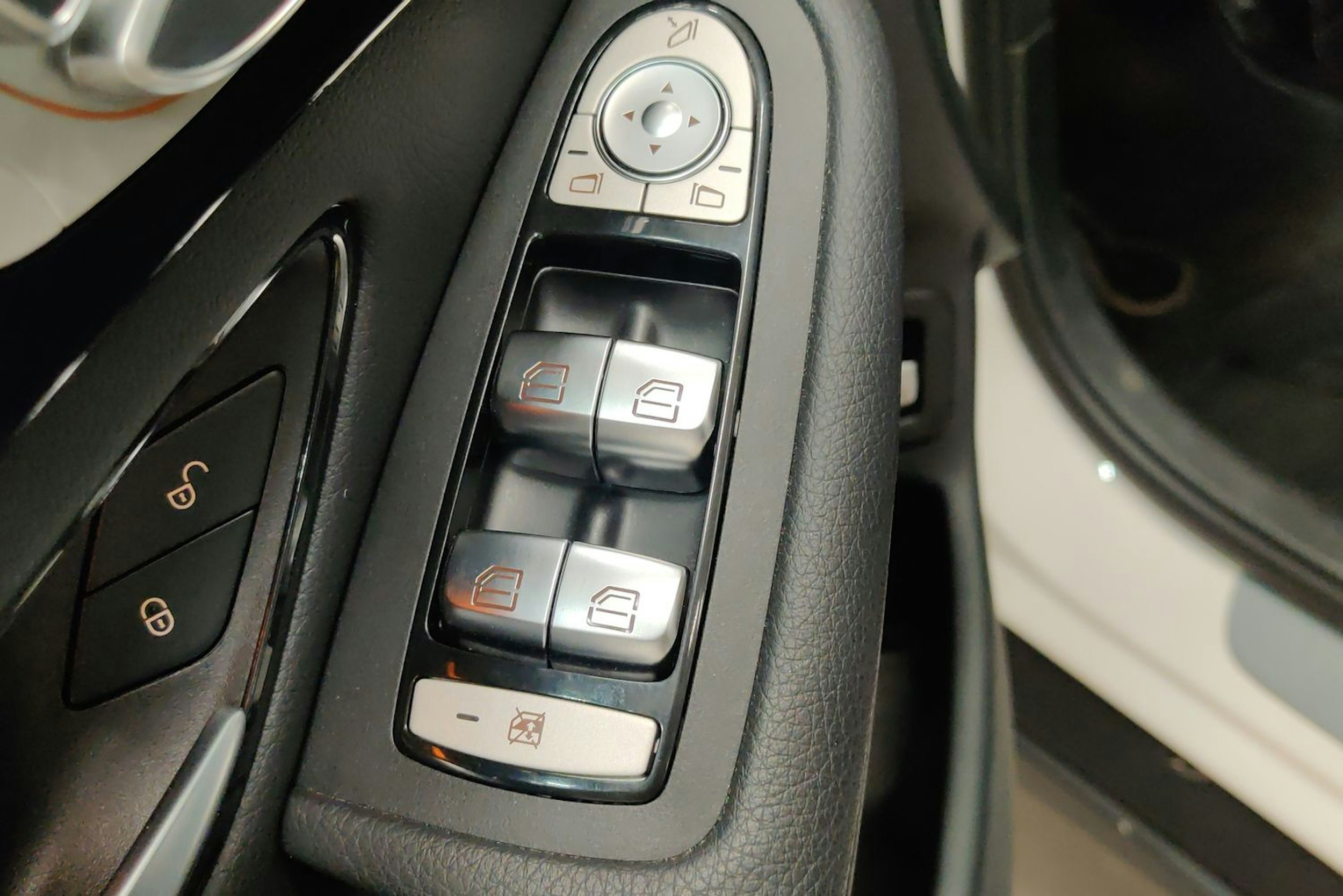 Valkoinen Mercedes-Benz GLC 2020 kuva 22.