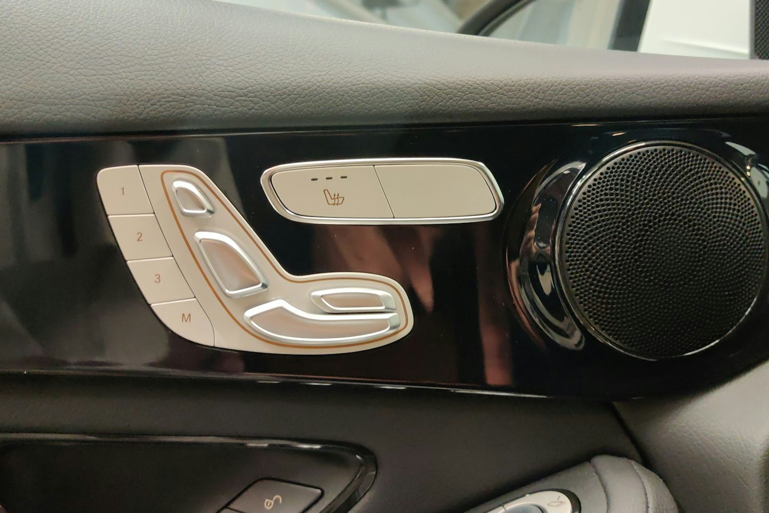 Valkoinen Mercedes-Benz GLC 2020 kuva 23.