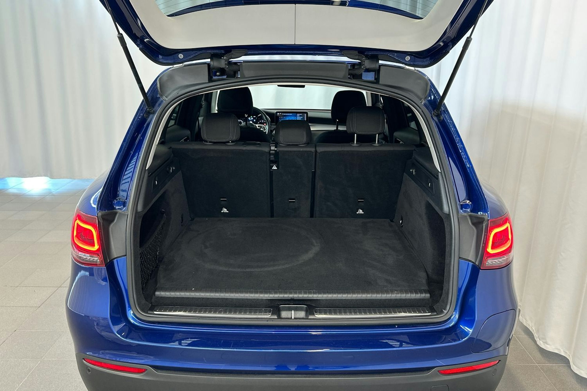 sininen Mercedes-Benz GLC 2020 kuva 15.