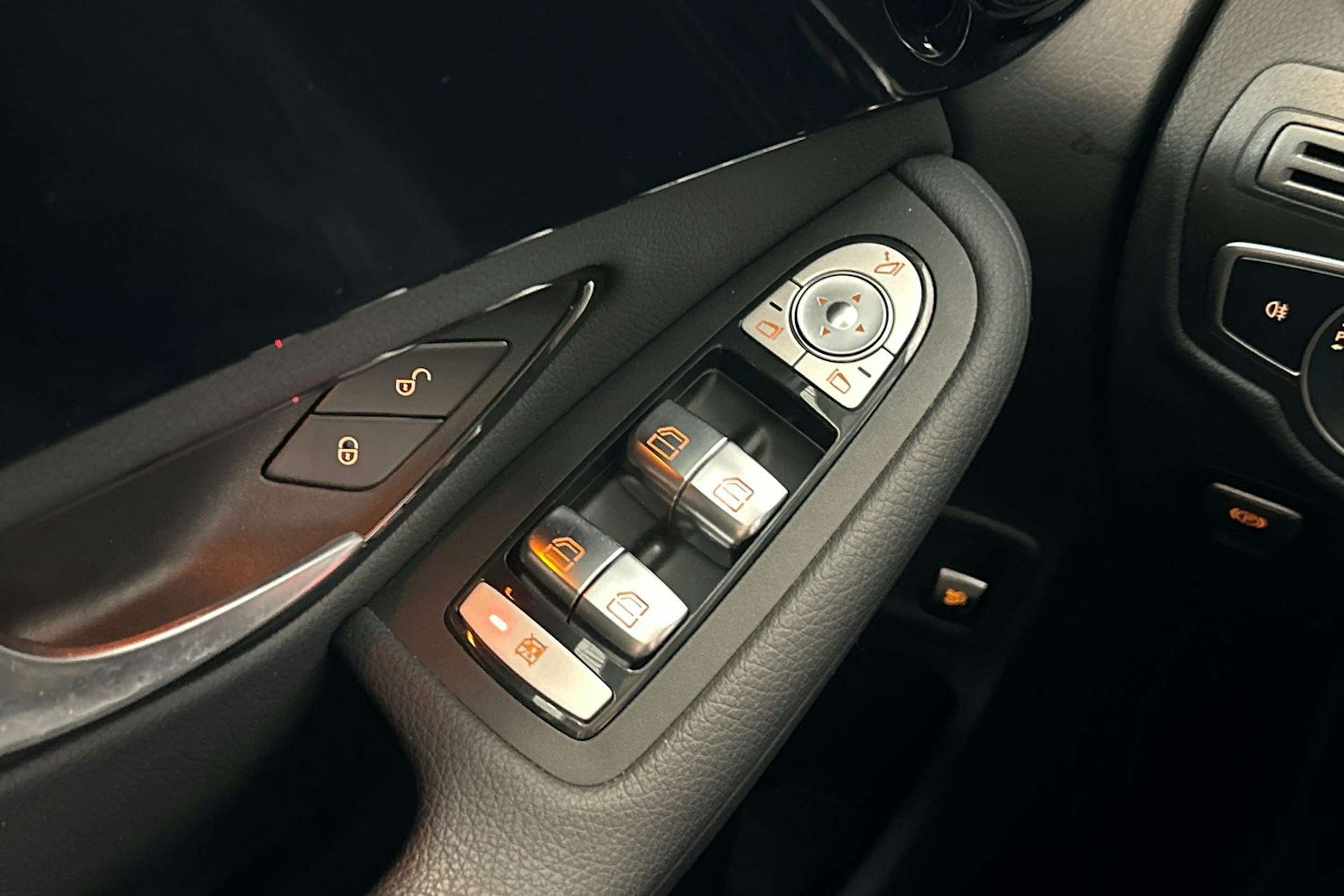 sininen Mercedes-Benz GLC 2020 kuva 17.