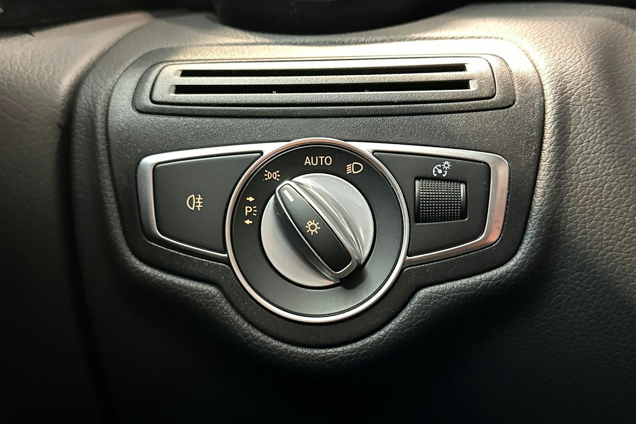 sininen Mercedes-Benz GLC 2020 kuva 18.