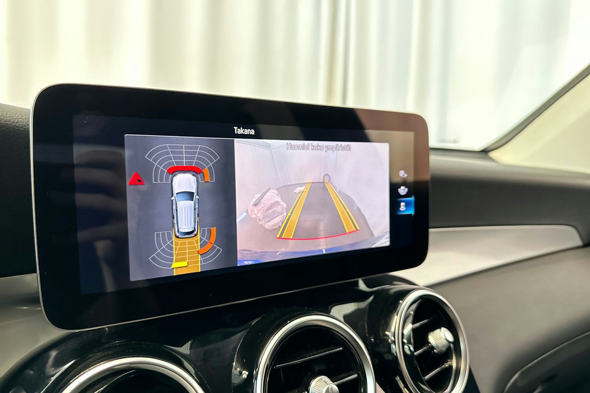sininen Mercedes-Benz GLC 2020 kuva 24.