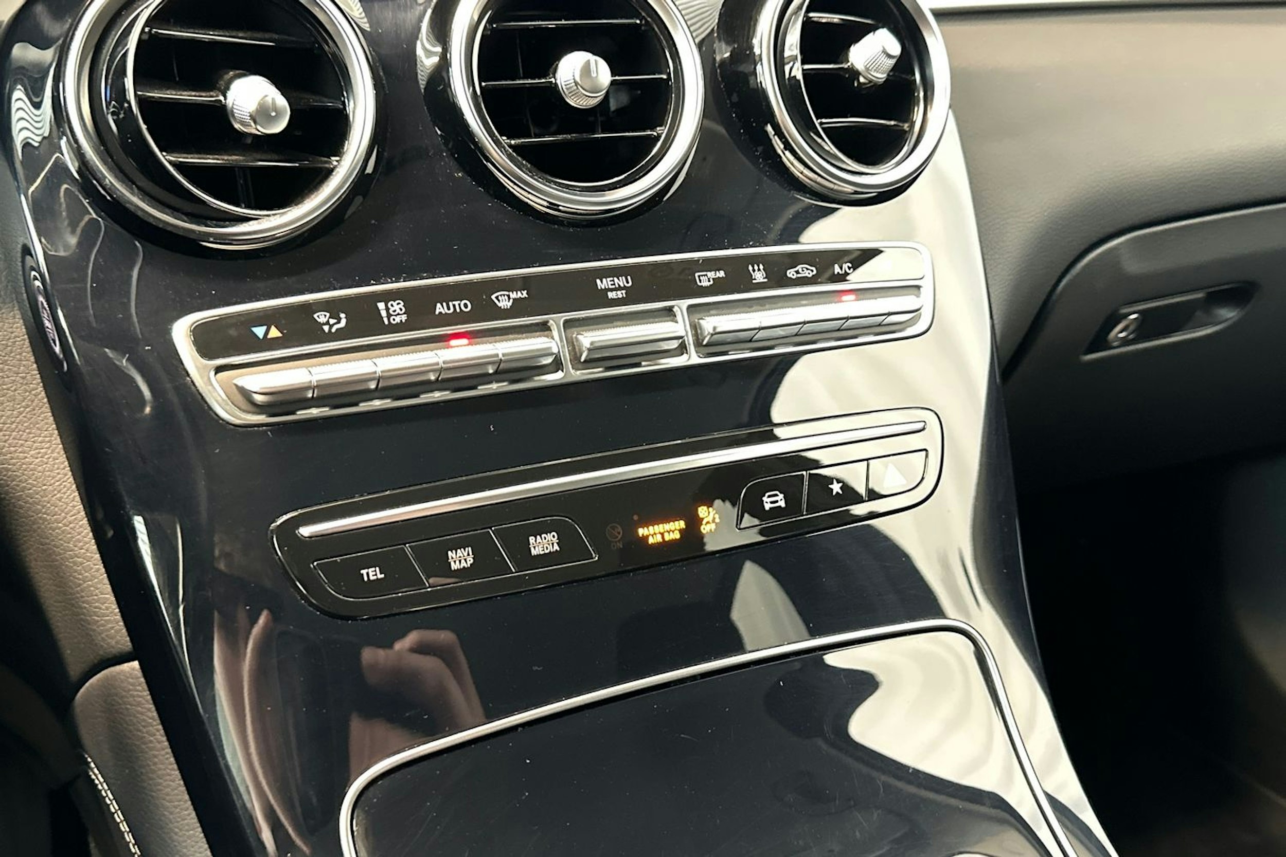sininen Mercedes-Benz GLC 2020 kuva 26.