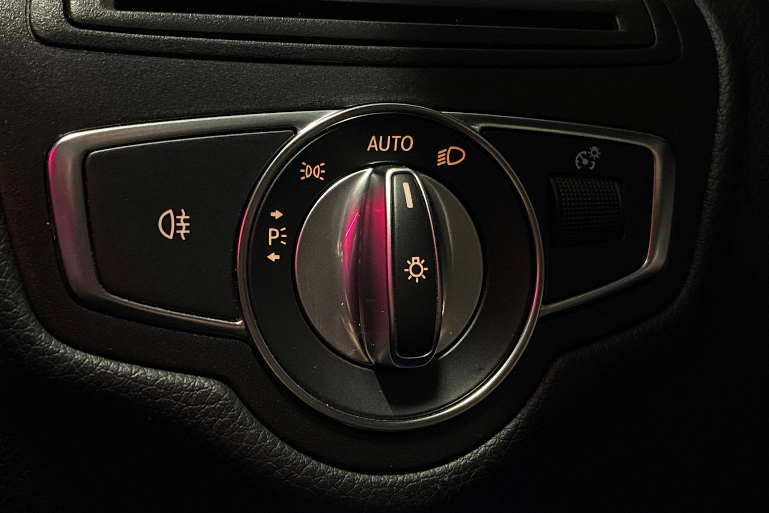 Musta Mercedes-Benz GLC 2021 kuva 19.