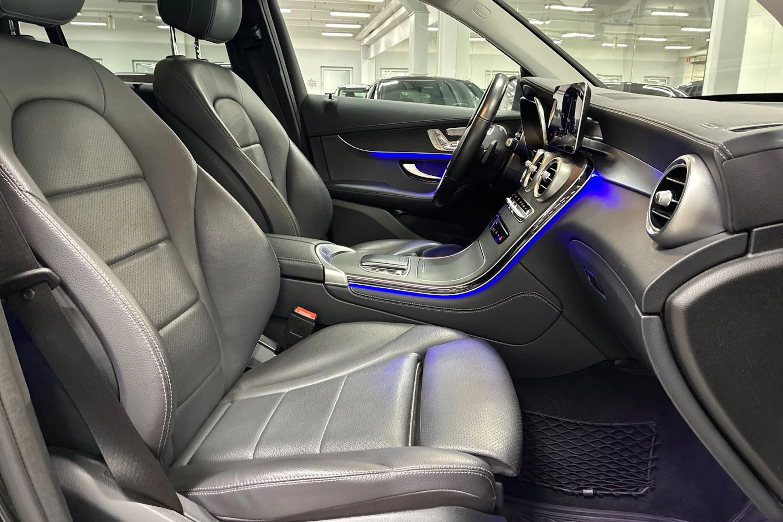 Musta Mercedes-Benz GLC 2021 kuva 33.
