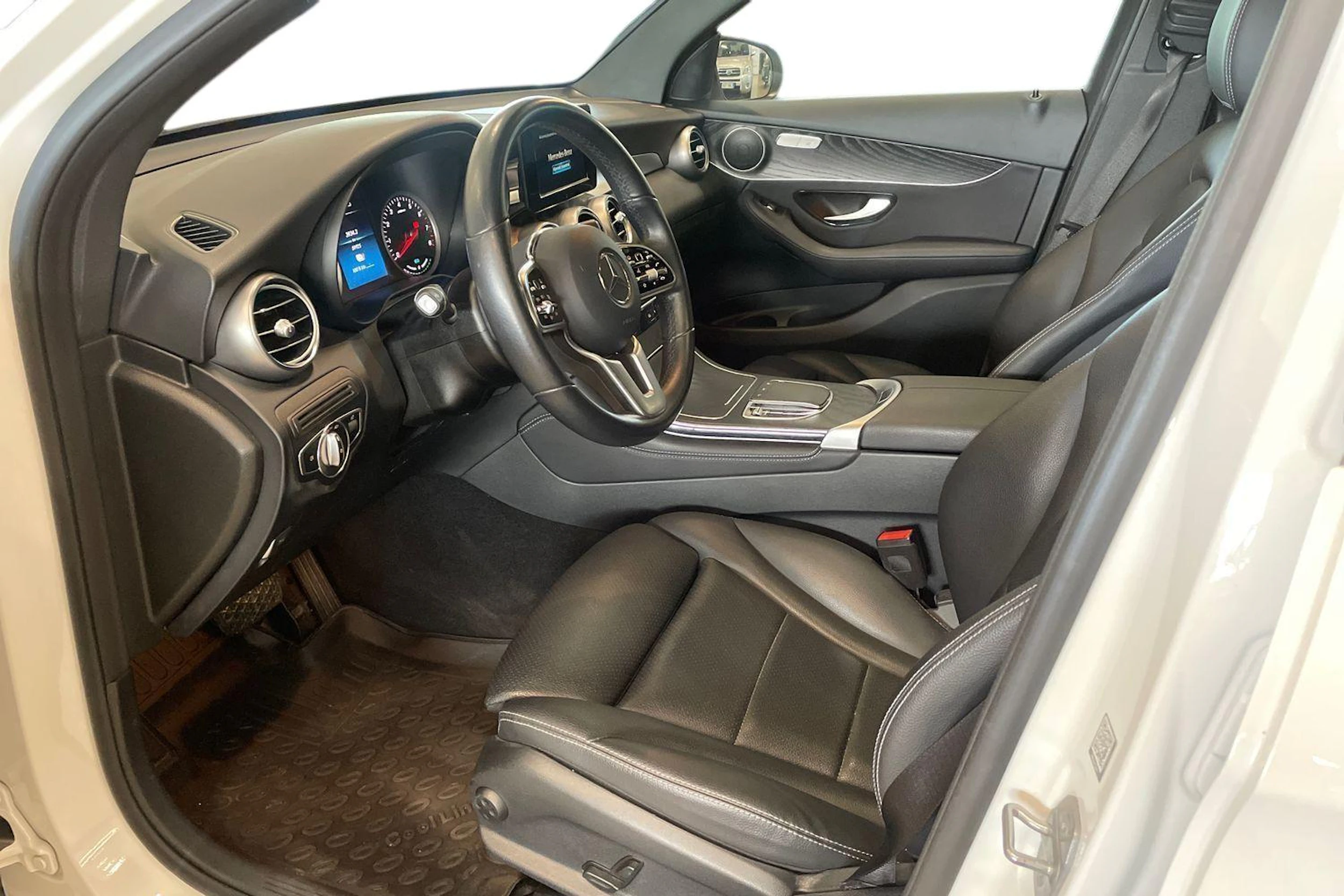 valkoinen Mercedes-Benz GLC 2020 kuva 6.