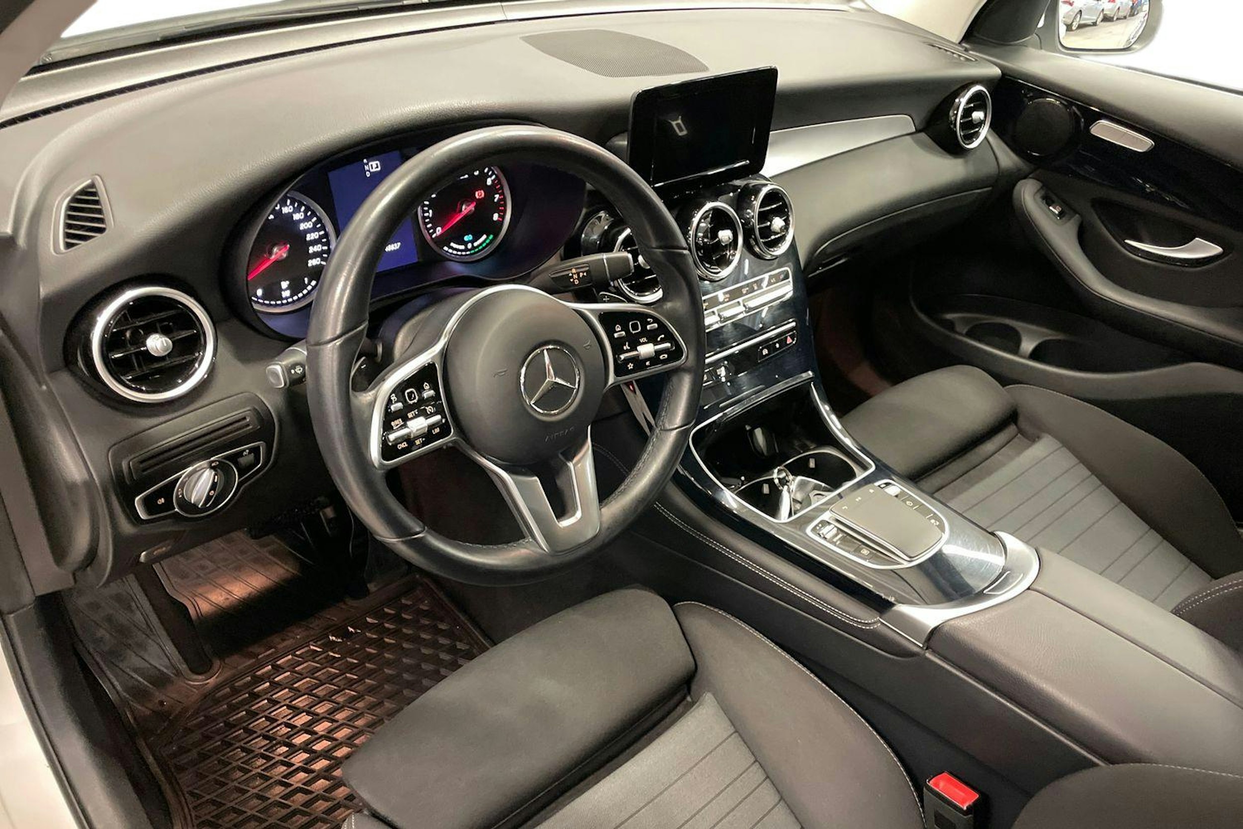 Valkoinen Mercedes-Benz GLC 2020 kuva 7.