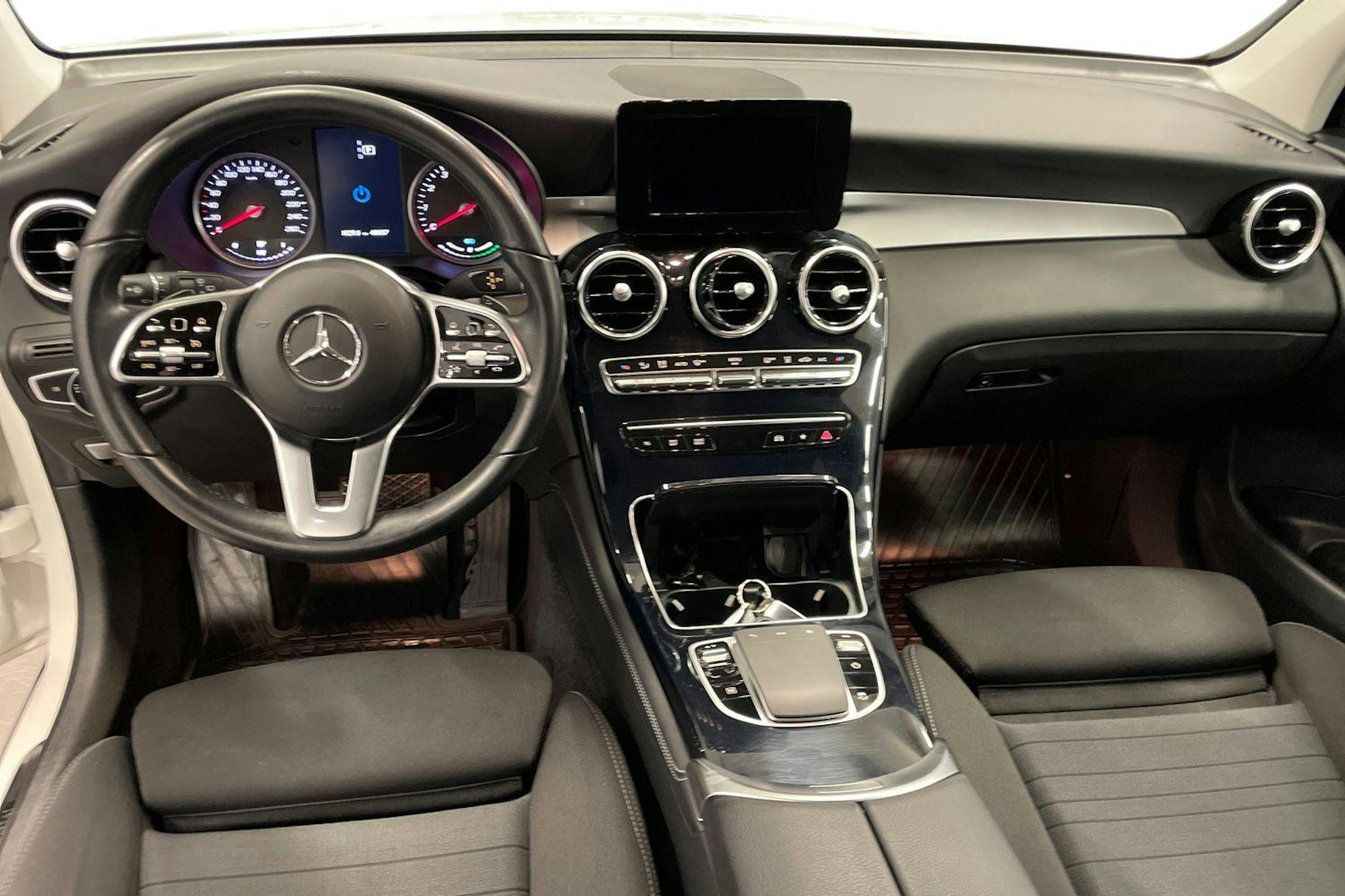 Valkoinen Mercedes-Benz GLC 2020 kuva 9.