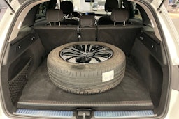 Valkoinen Mercedes-Benz GLC 2020 kuva 15.