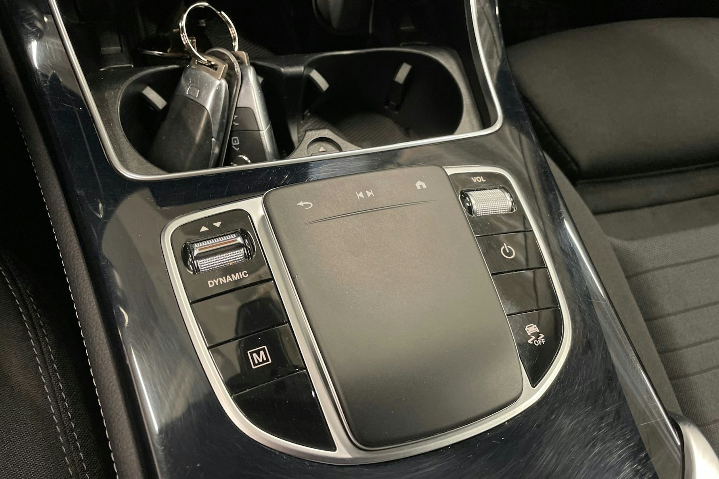 Valkoinen Mercedes-Benz GLC 2020 kuva 19.