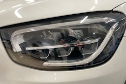 Valkoinen Mercedes-Benz GLC 2020 kuva 29.