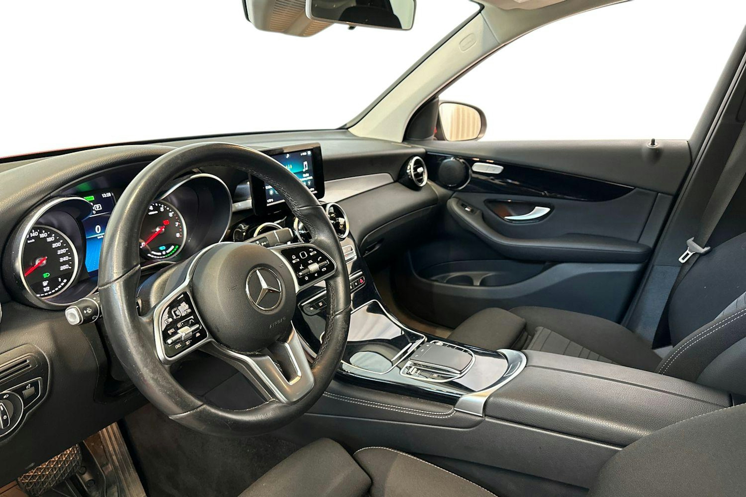 punainen Mercedes-Benz GLC 2020 kuva 6.