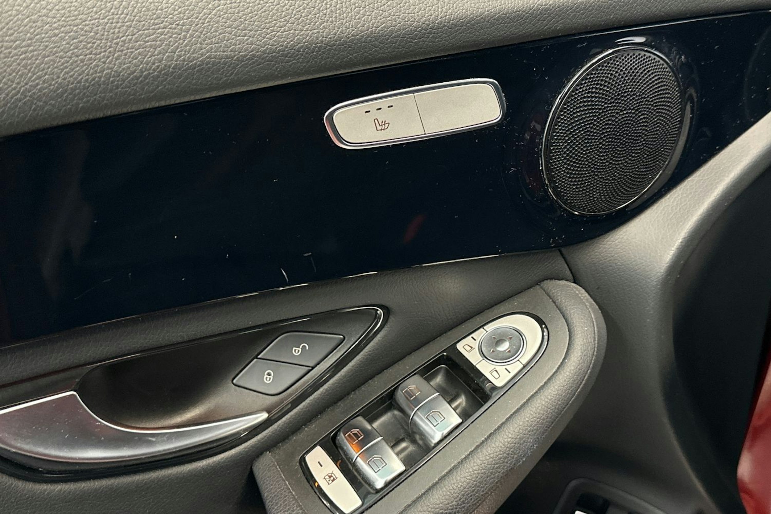 punainen Mercedes-Benz GLC 2020 kuva 17.