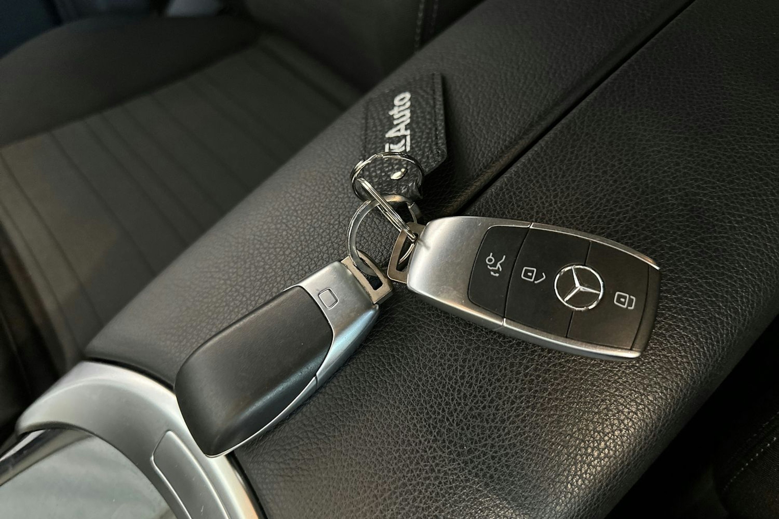 punainen Mercedes-Benz GLC 2020 kuva 28.