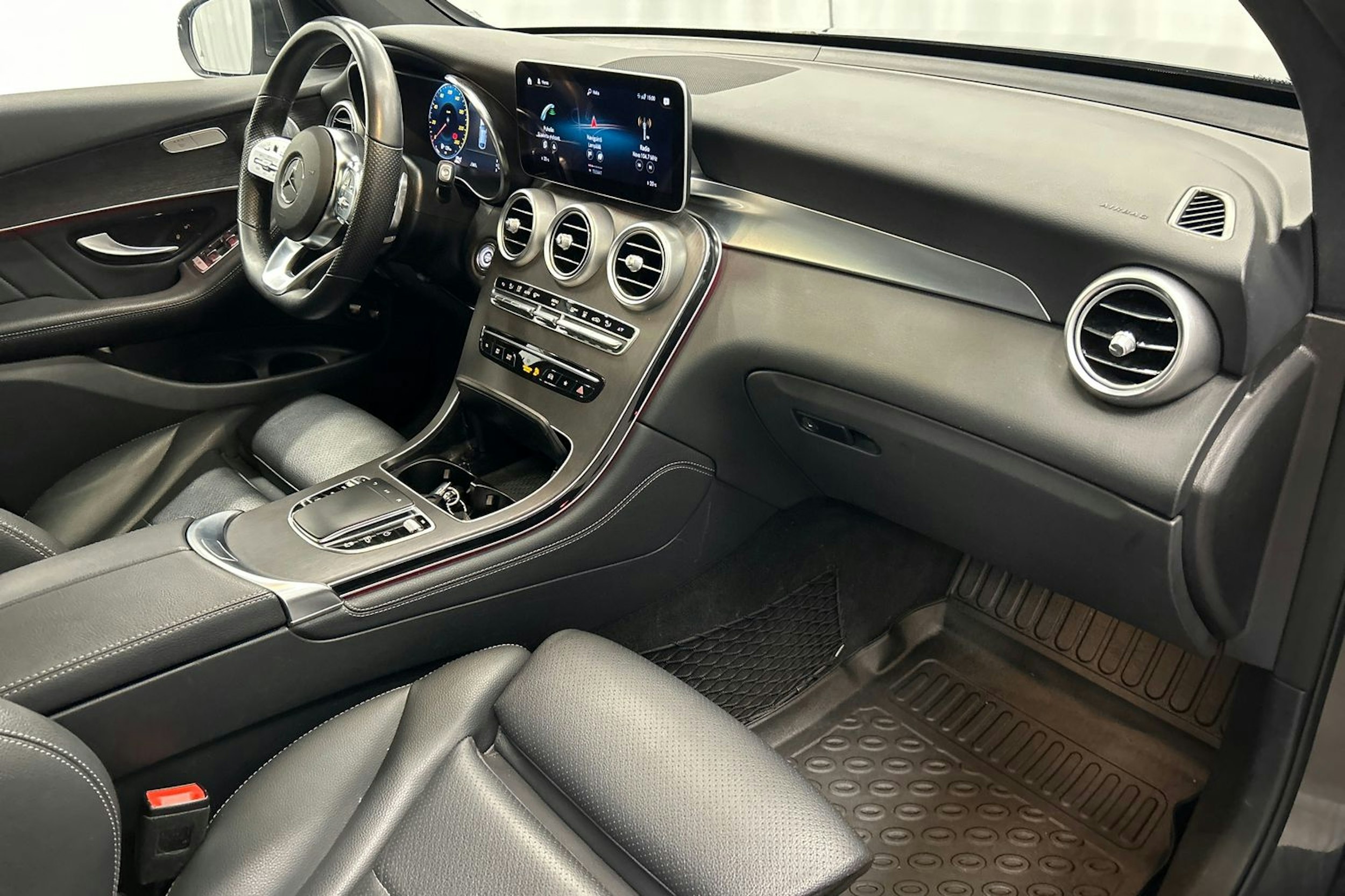 harmaa Mercedes-Benz GLC 2020 kuva 17.