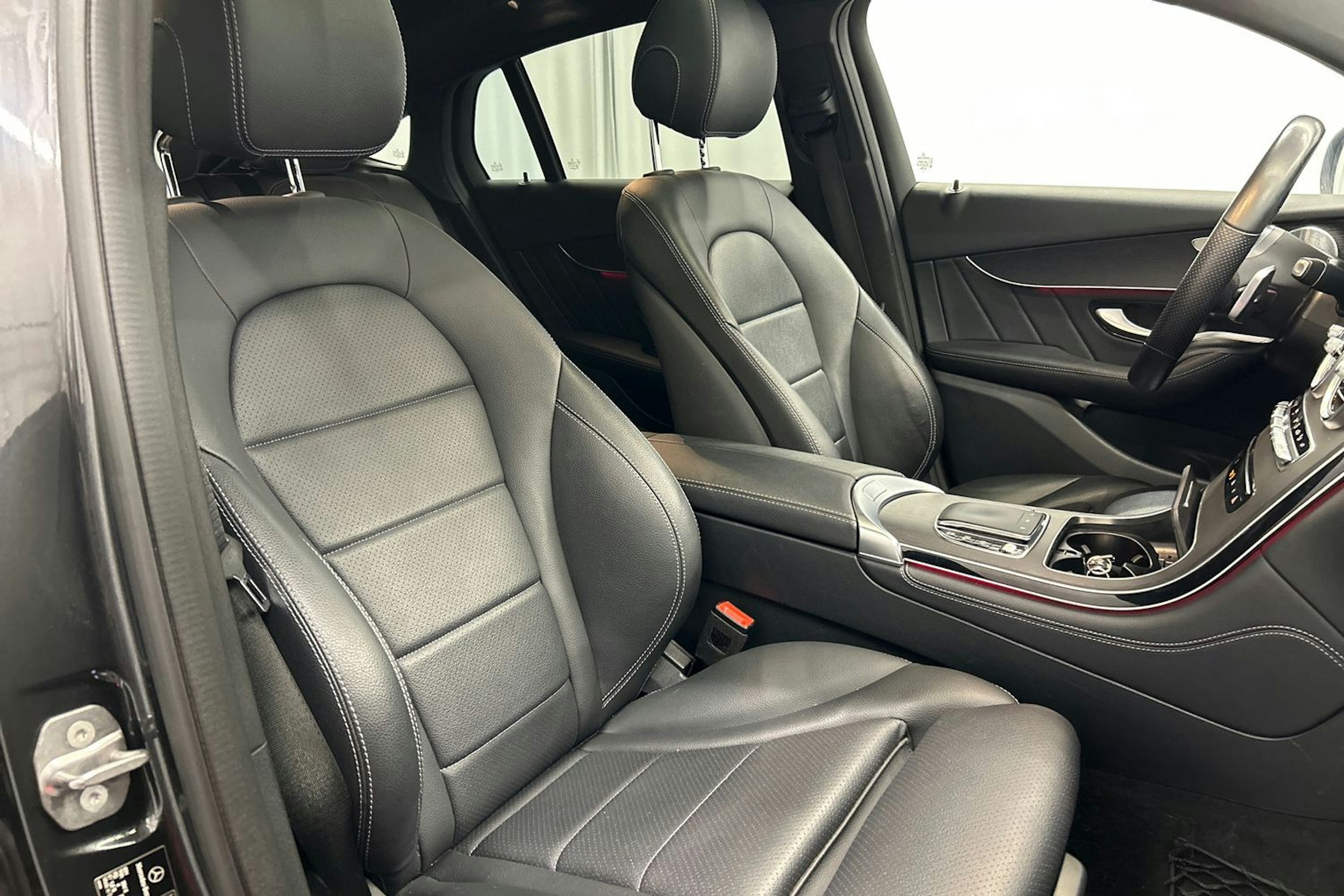 harmaa Mercedes-Benz GLC 2020 kuva 18.