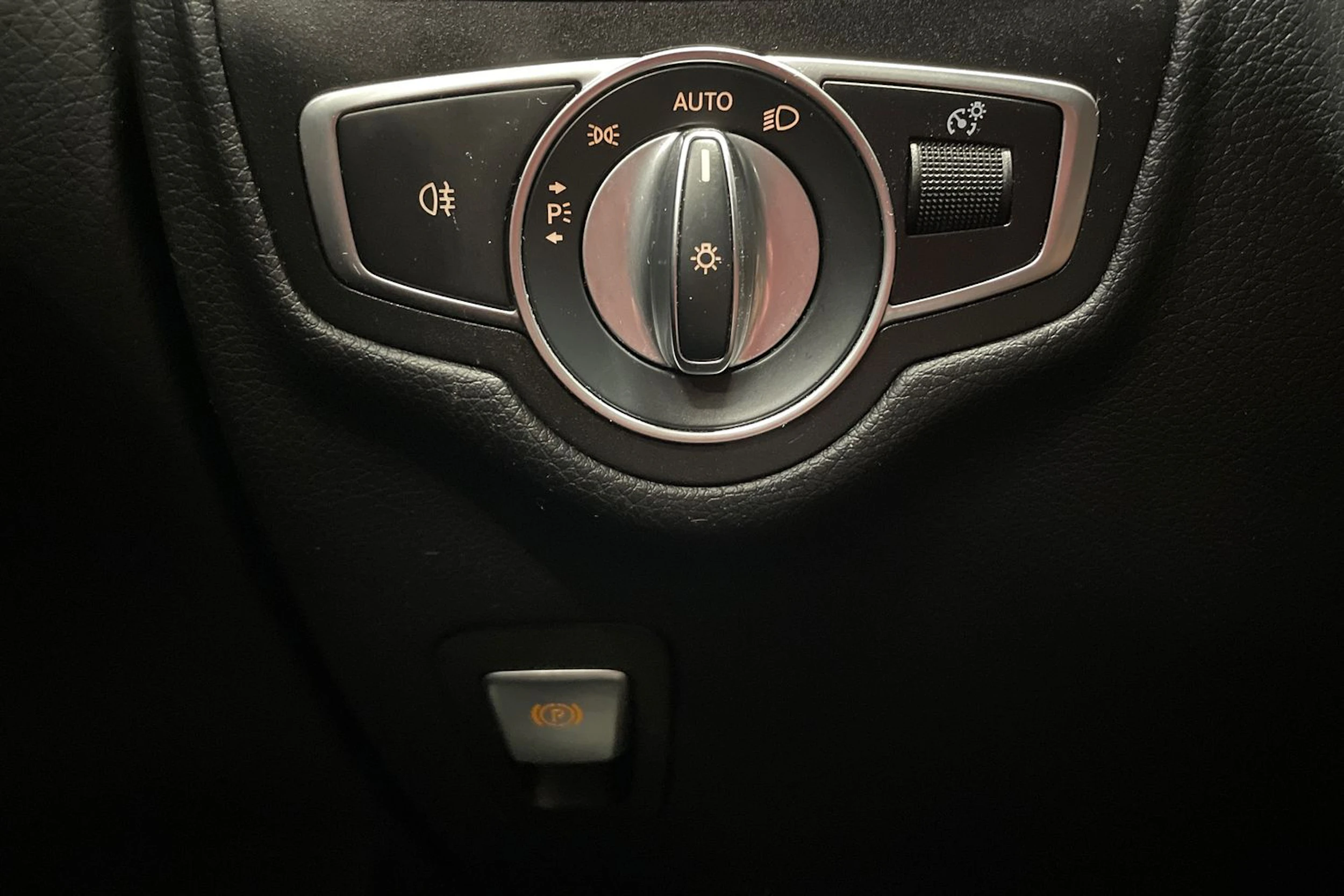harmaa Mercedes-Benz GLC 2020 kuva 16.