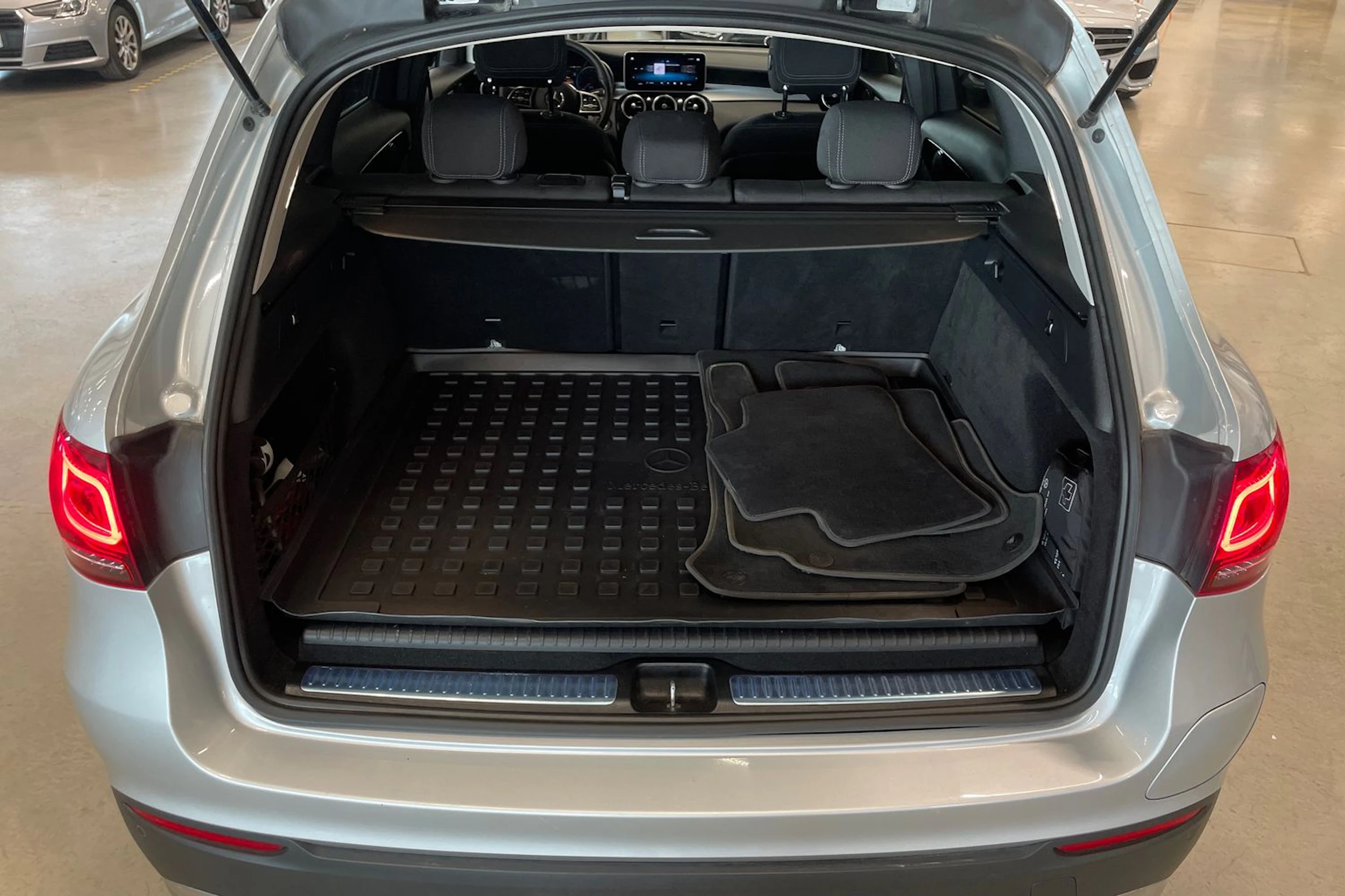 harmaa Mercedes-Benz GLC 2020 kuva 26.