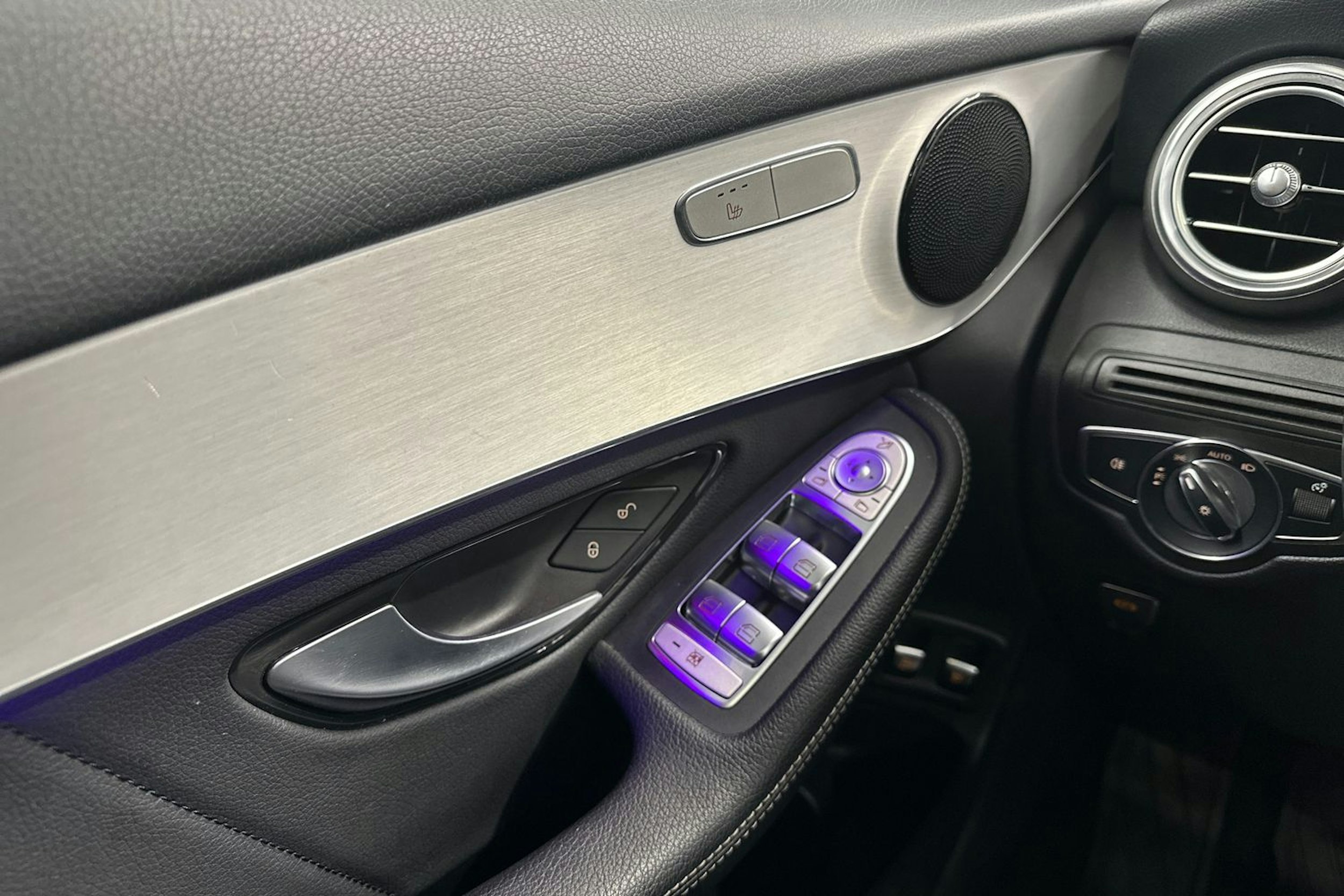 Musta Mercedes-Benz GLC 2020 kuva 19.