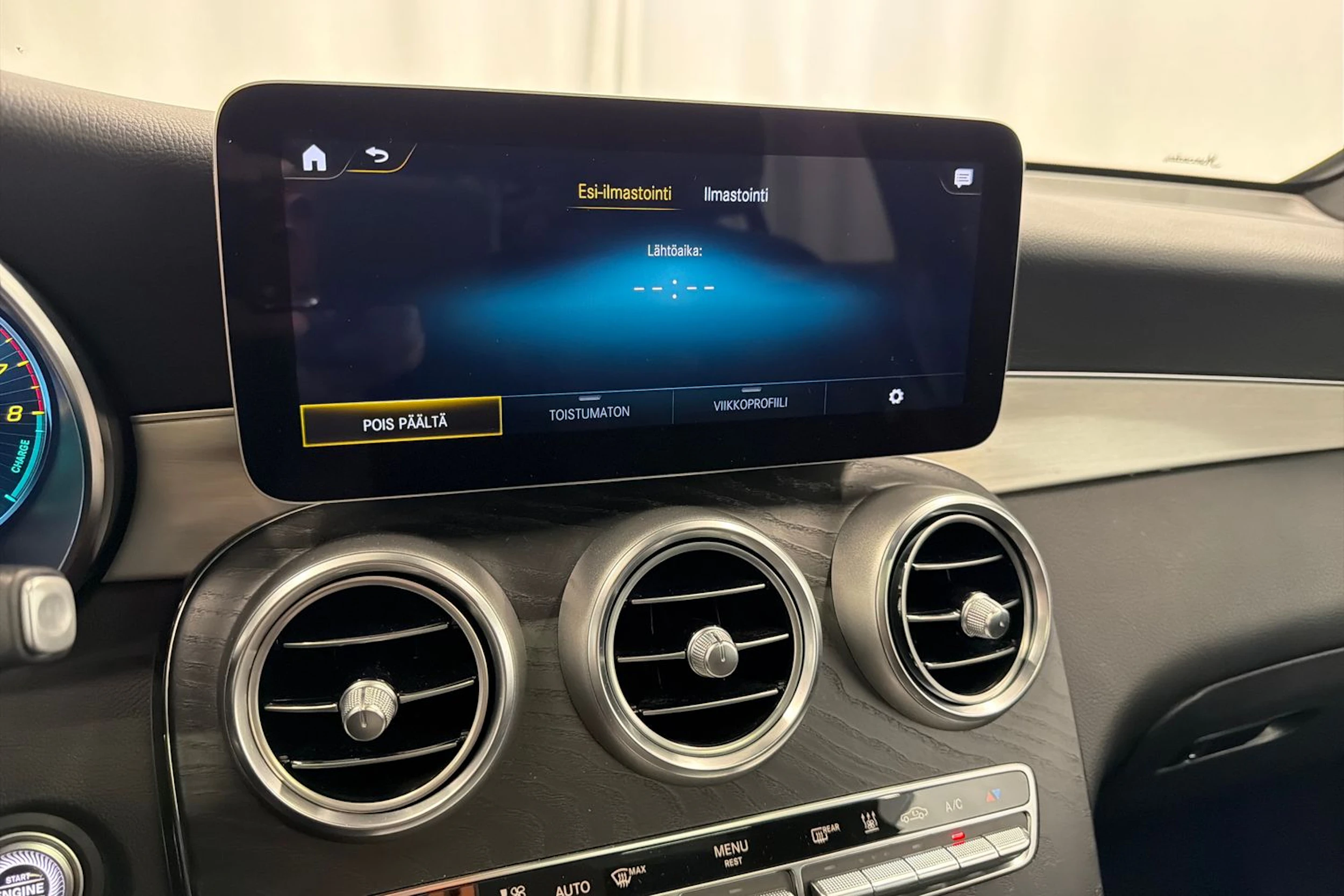 Musta Mercedes-Benz GLC 2020 kuva 34.