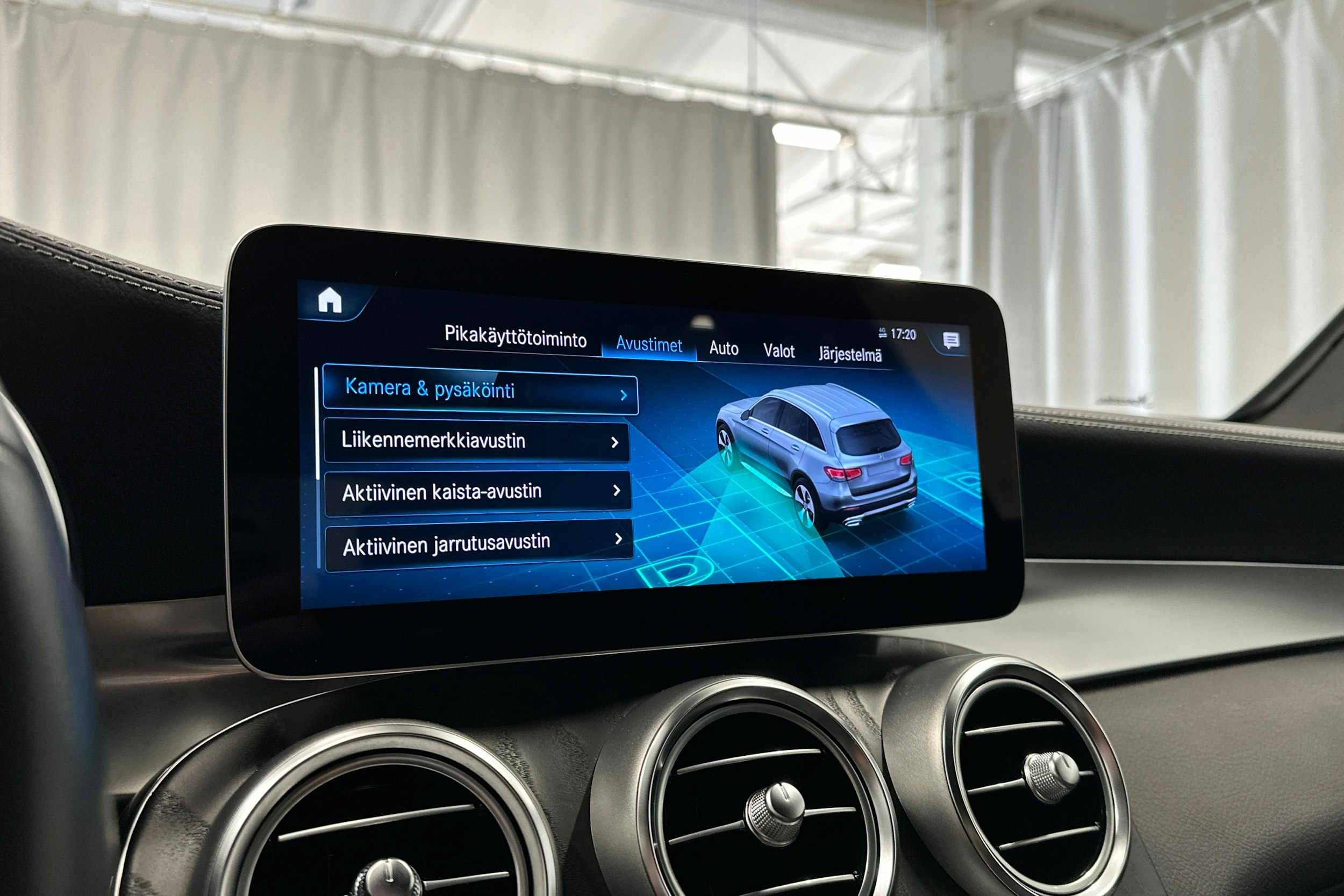 valkoinen Mercedes-Benz GLC 2021 kuva 19.