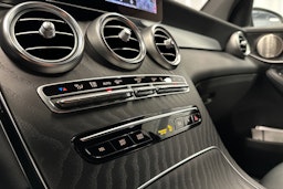 valkoinen Mercedes-Benz GLC 2021 kuva 21.