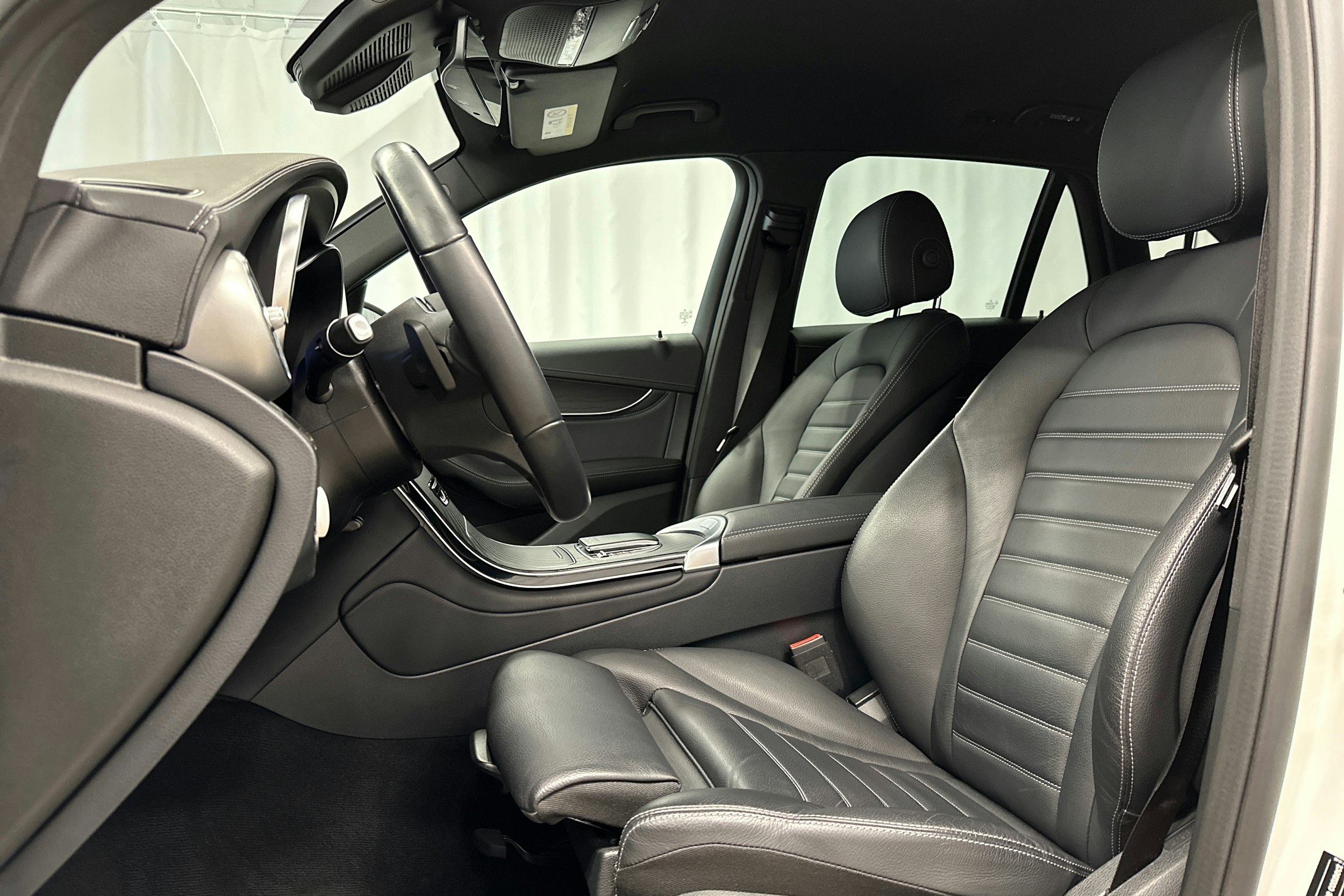 valkoinen Mercedes-Benz GLC 2021 kuva 25.