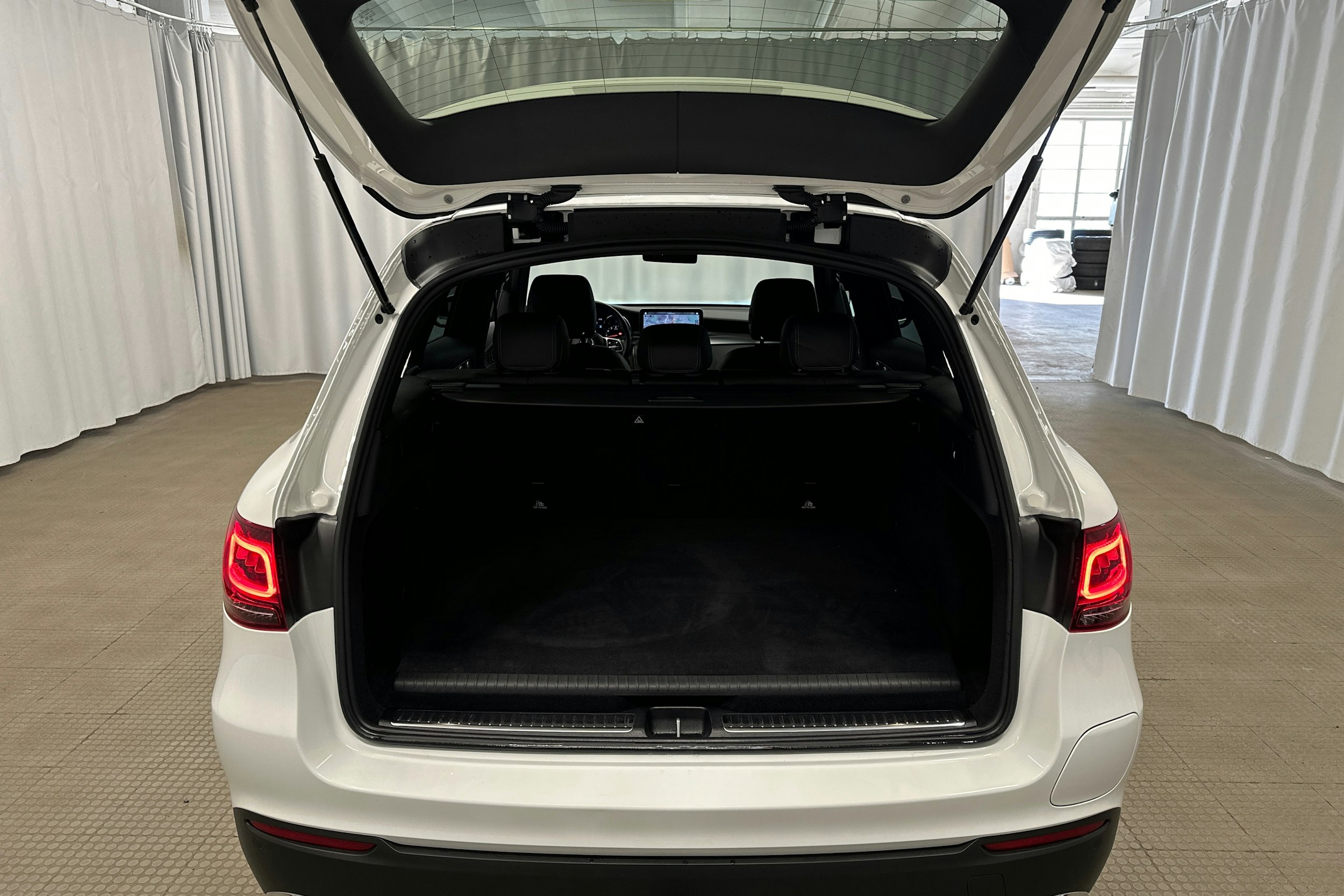 valkoinen Mercedes-Benz GLC 2021 kuva 27.