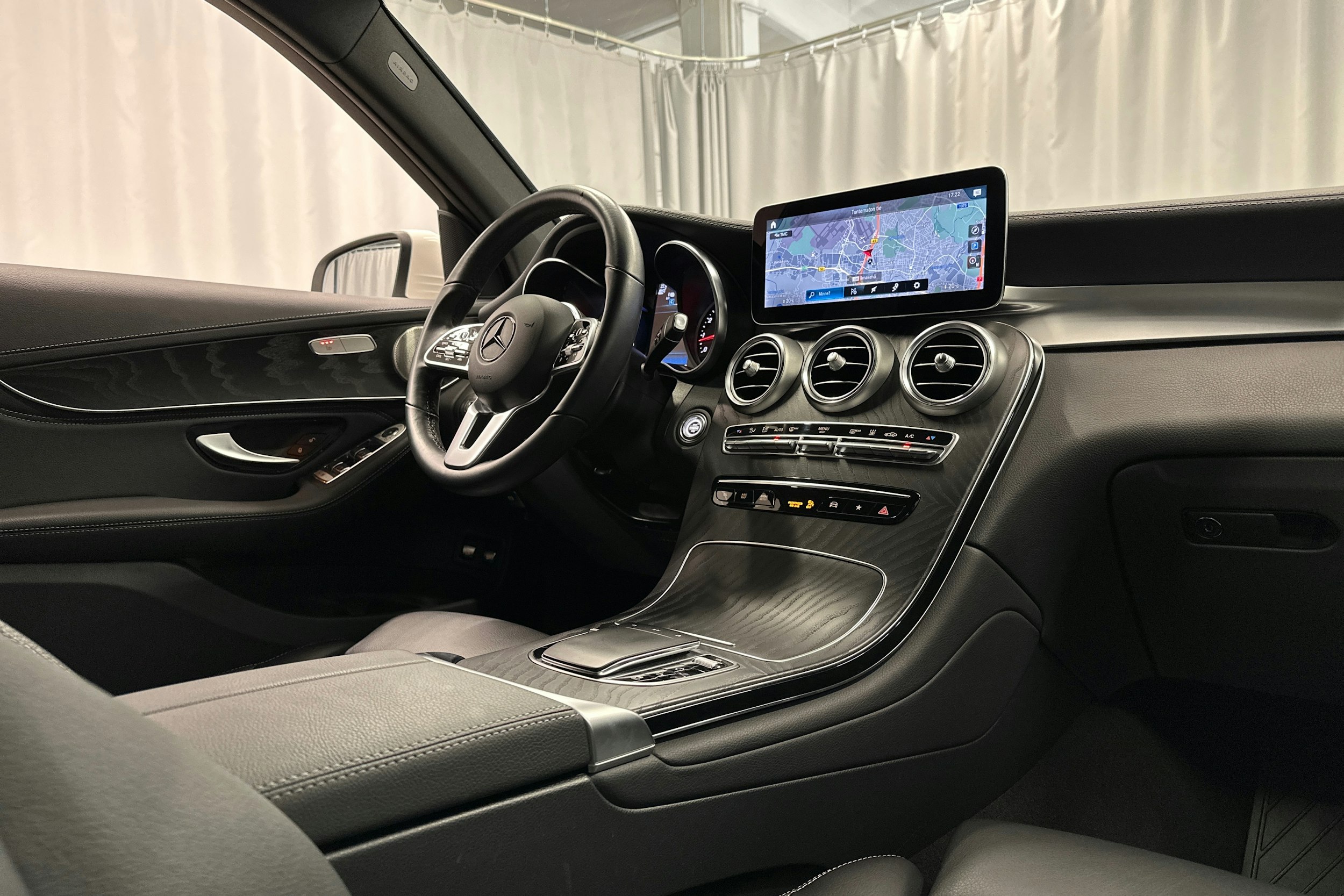 valkoinen Mercedes-Benz GLC 2021 kuva 30.