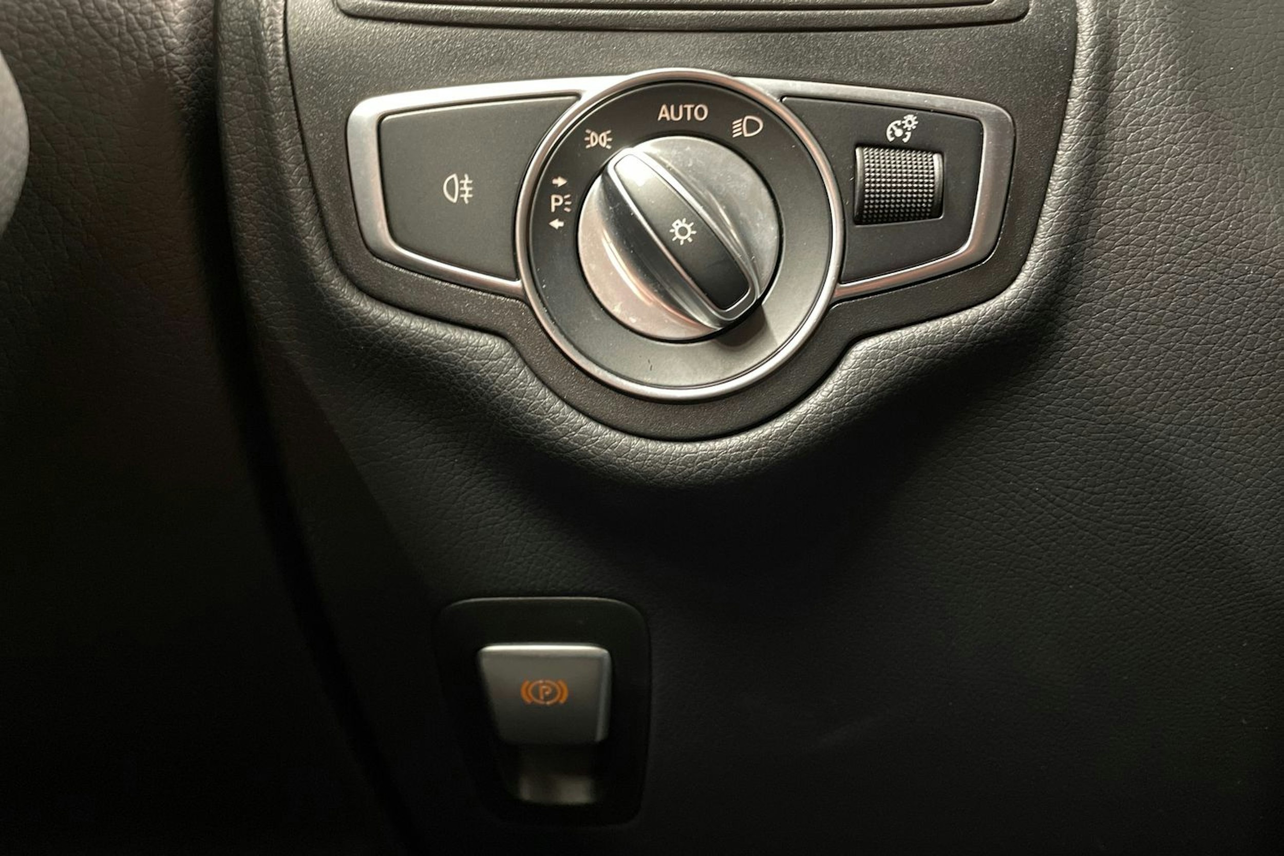 Musta Mercedes-Benz GLC 2021 kuva 19.