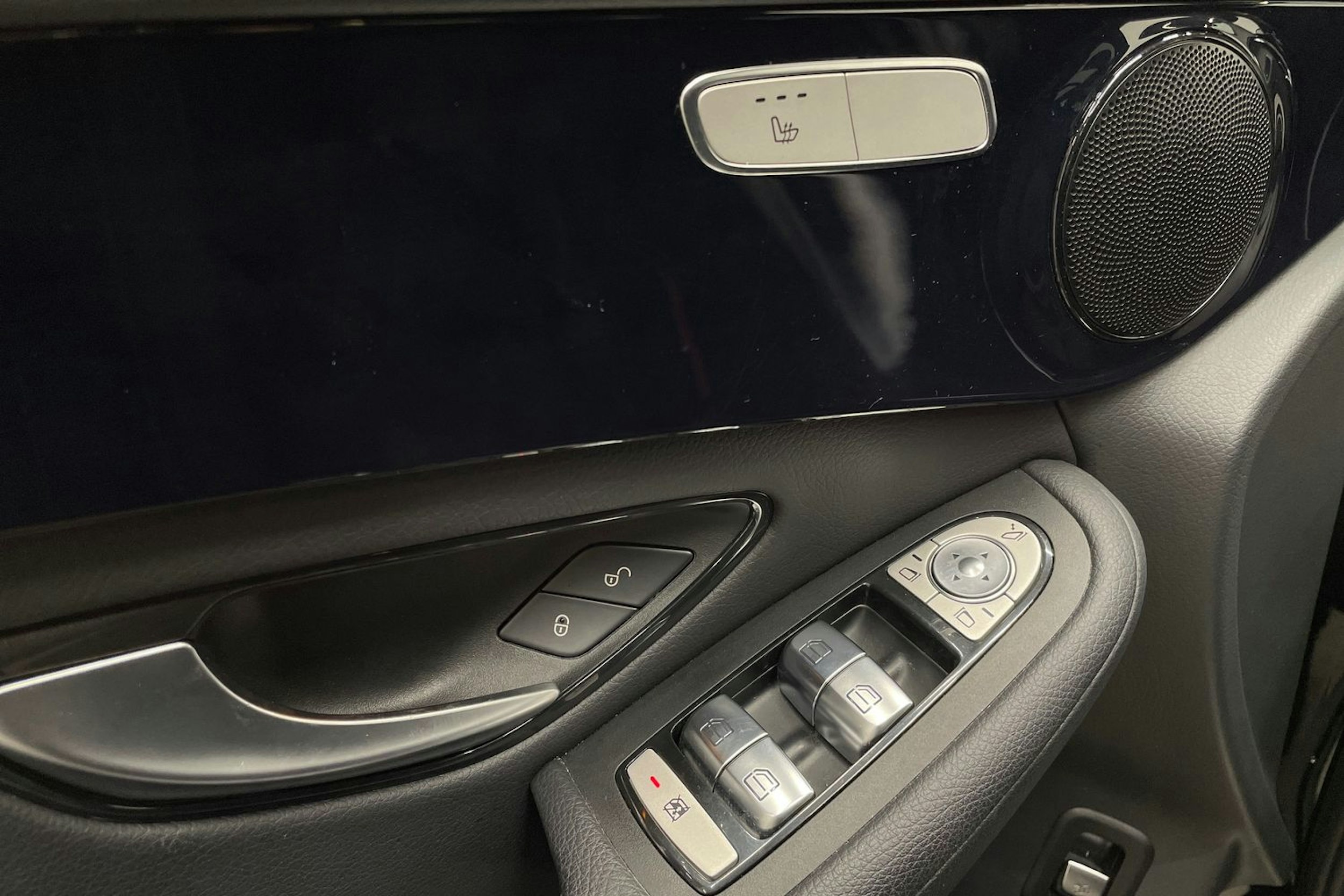 Musta Mercedes-Benz GLC 2021 kuva 29.