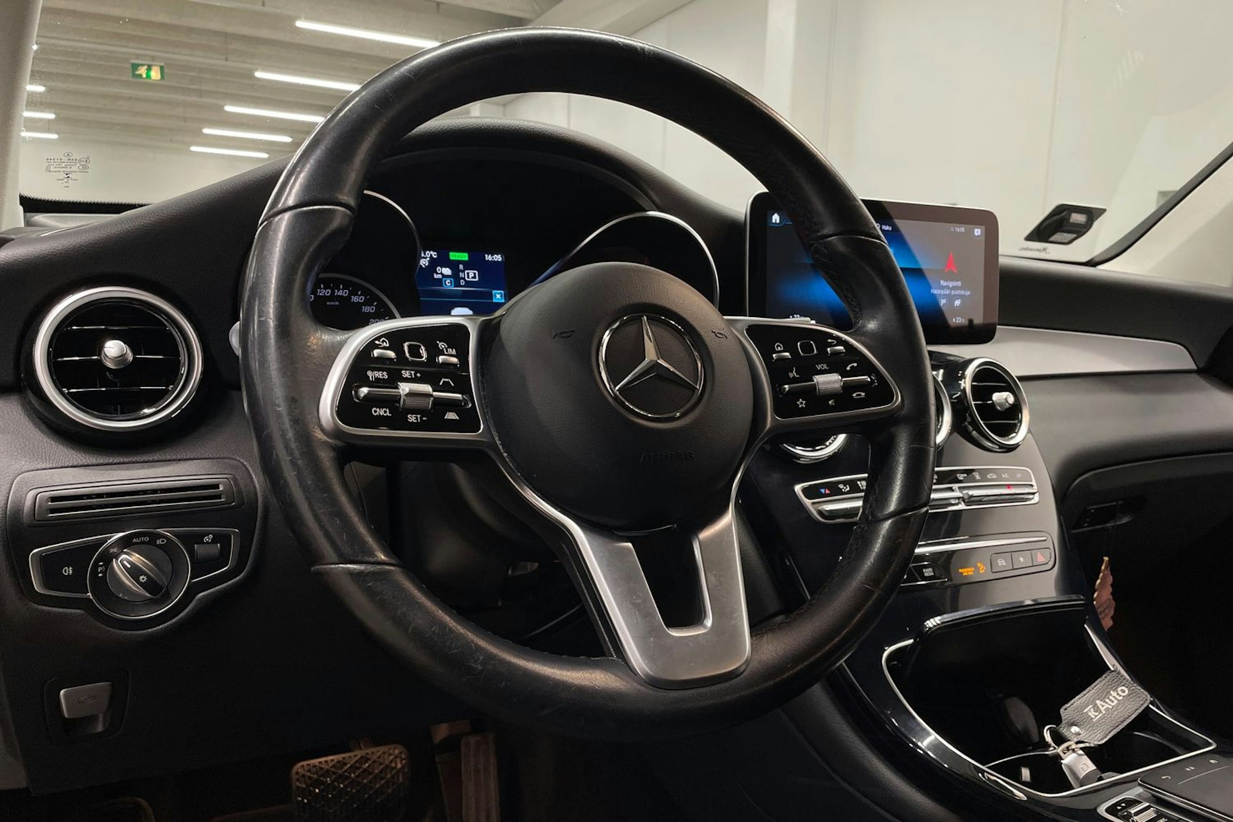 Musta Mercedes-Benz GLC 2021 kuva 31.