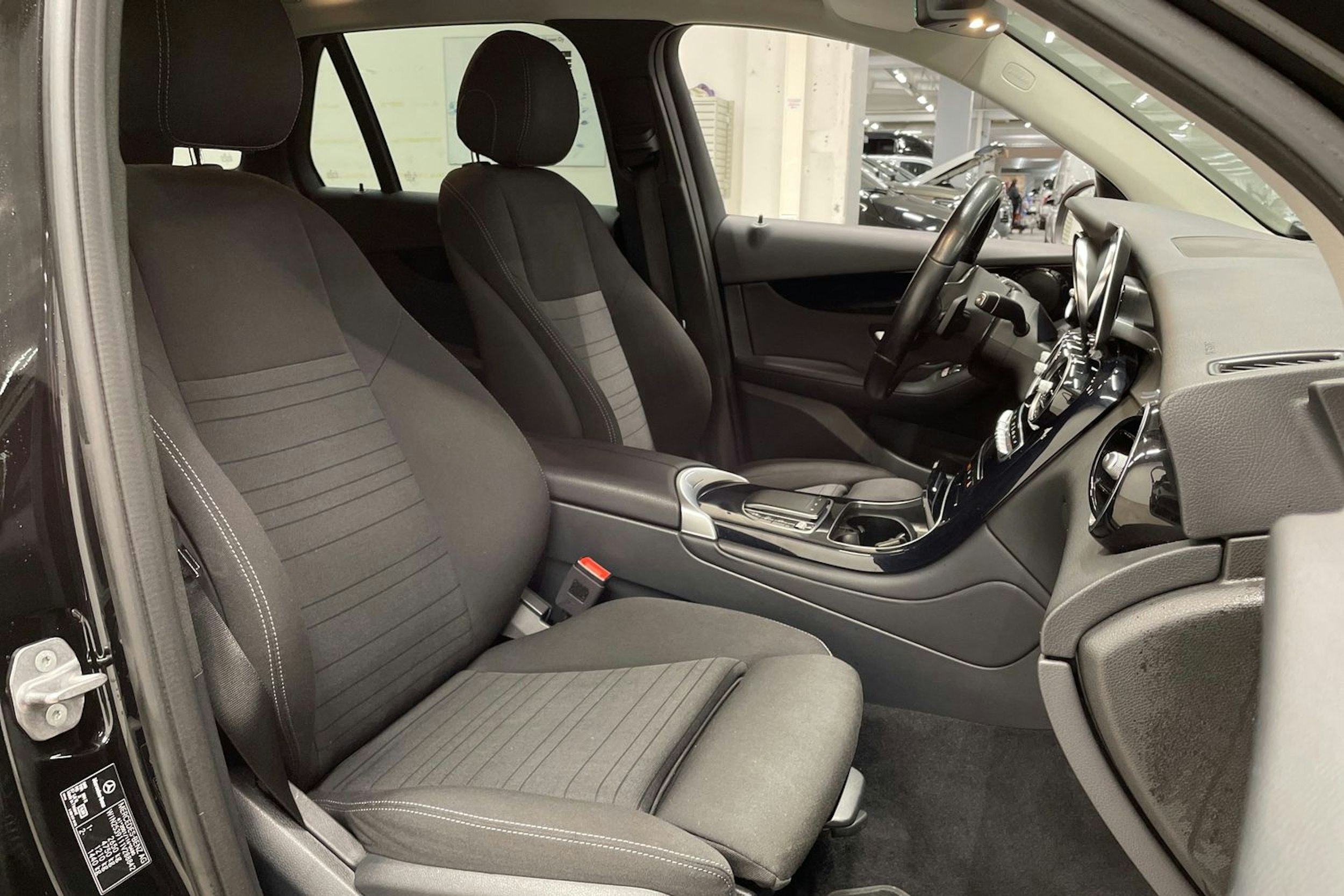 Musta Mercedes-Benz GLC 2021 kuva 32.