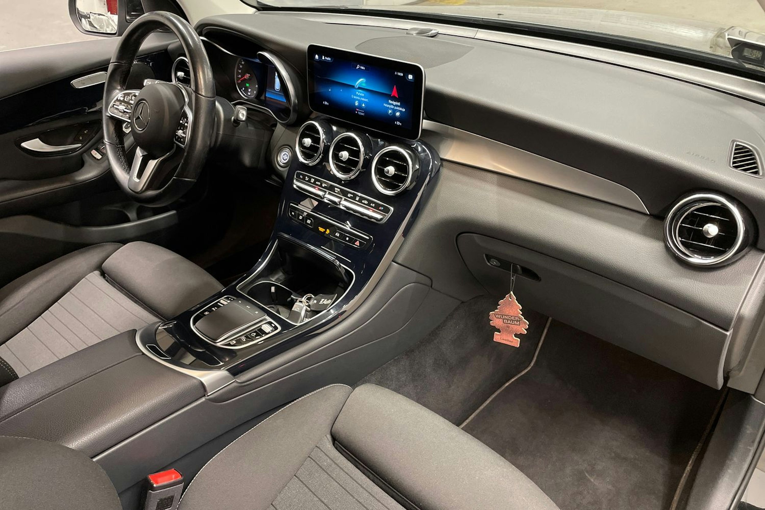 Musta Mercedes-Benz GLC 2021 kuva 33.