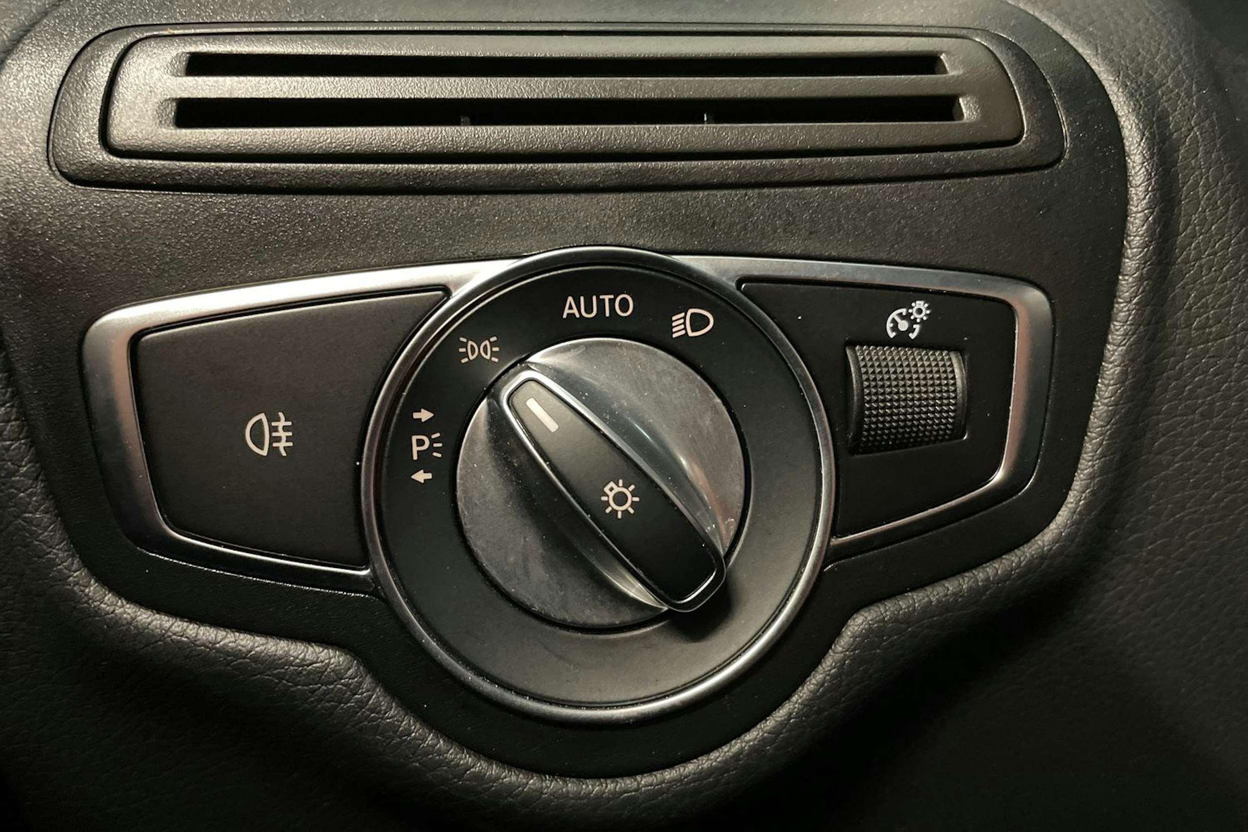 harmaa Mercedes-Benz GLC 2021 kuva 22.