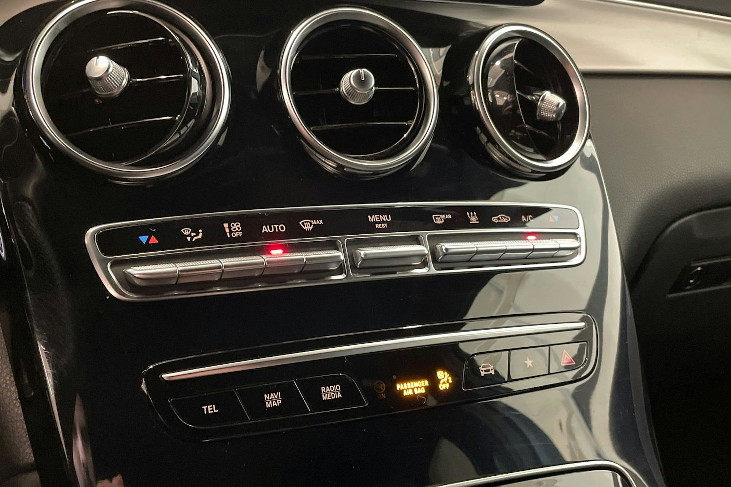 harmaa Mercedes-Benz GLC 2021 kuva 34.