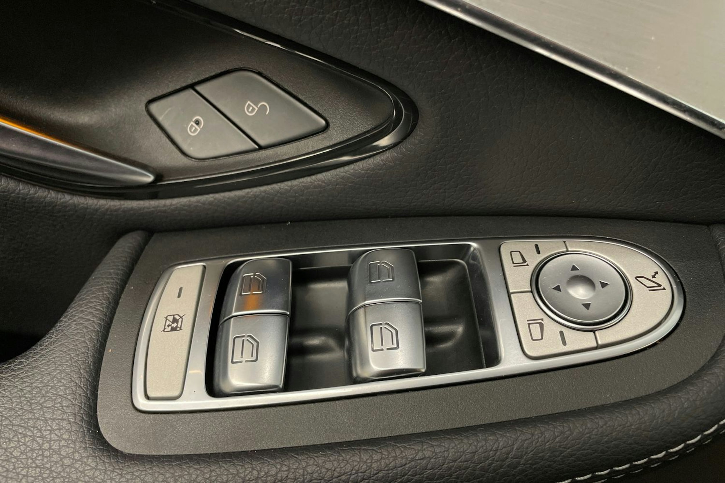 harmaa Mercedes-Benz GLC 2021 kuva 37.