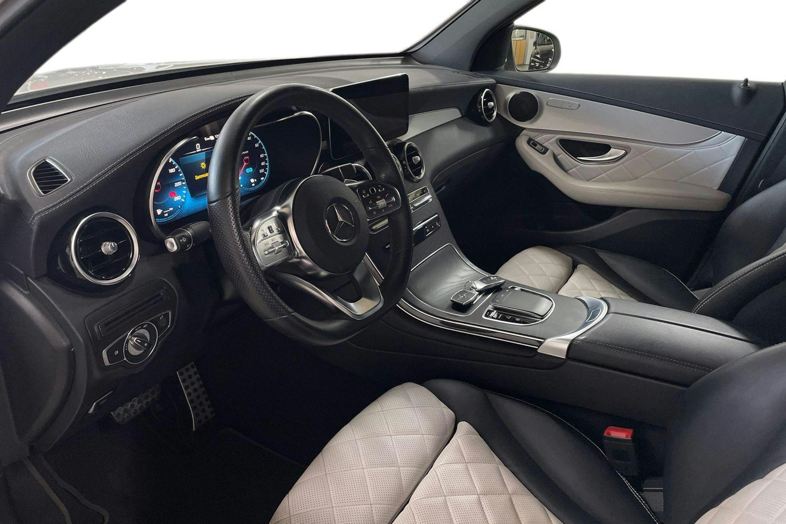 Valkoinen Mercedes-Benz GLC 2021 kuva 7.