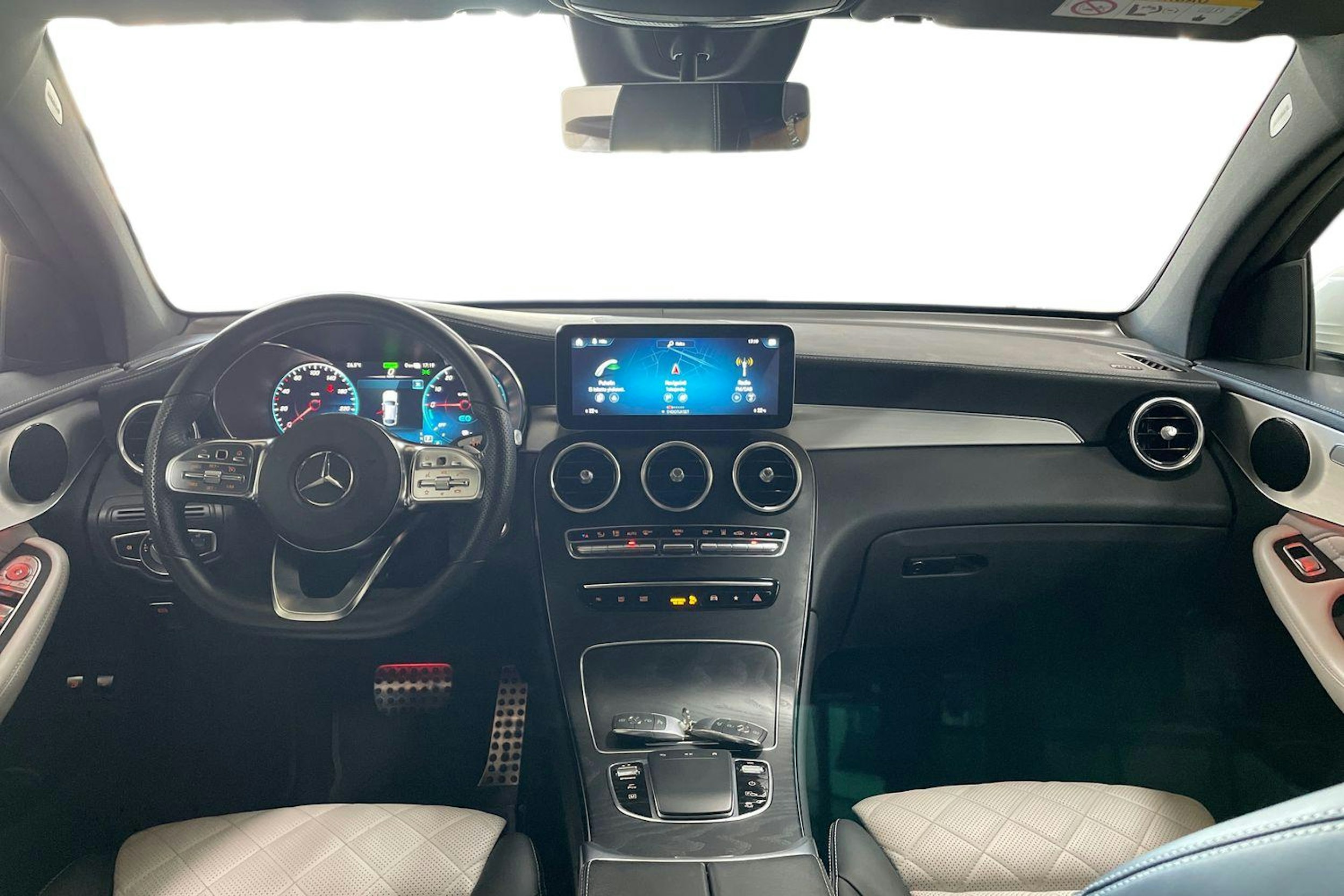 Valkoinen Mercedes-Benz GLC 2021 kuva 9.