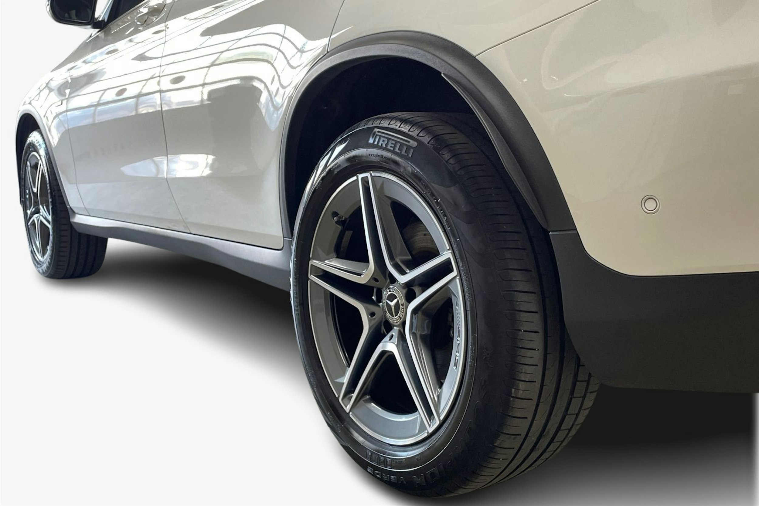 Valkoinen Mercedes-Benz GLC 2021 kuva 11.
