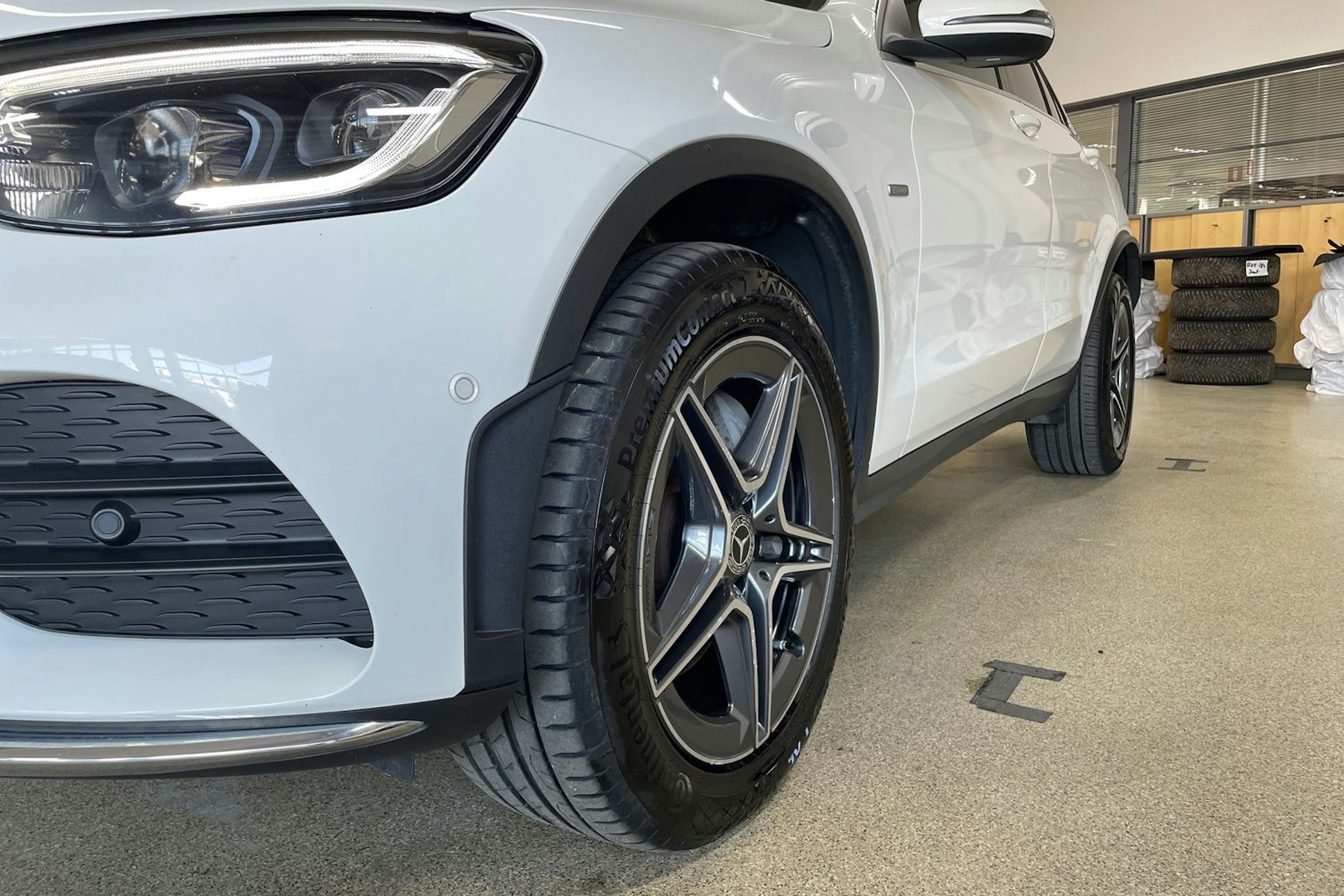 Valkoinen Mercedes-Benz GLC 2021 kuva 13.