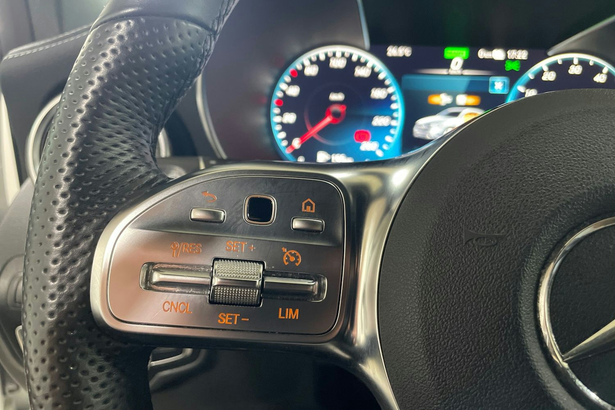 Valkoinen Mercedes-Benz GLC 2021 kuva 15.