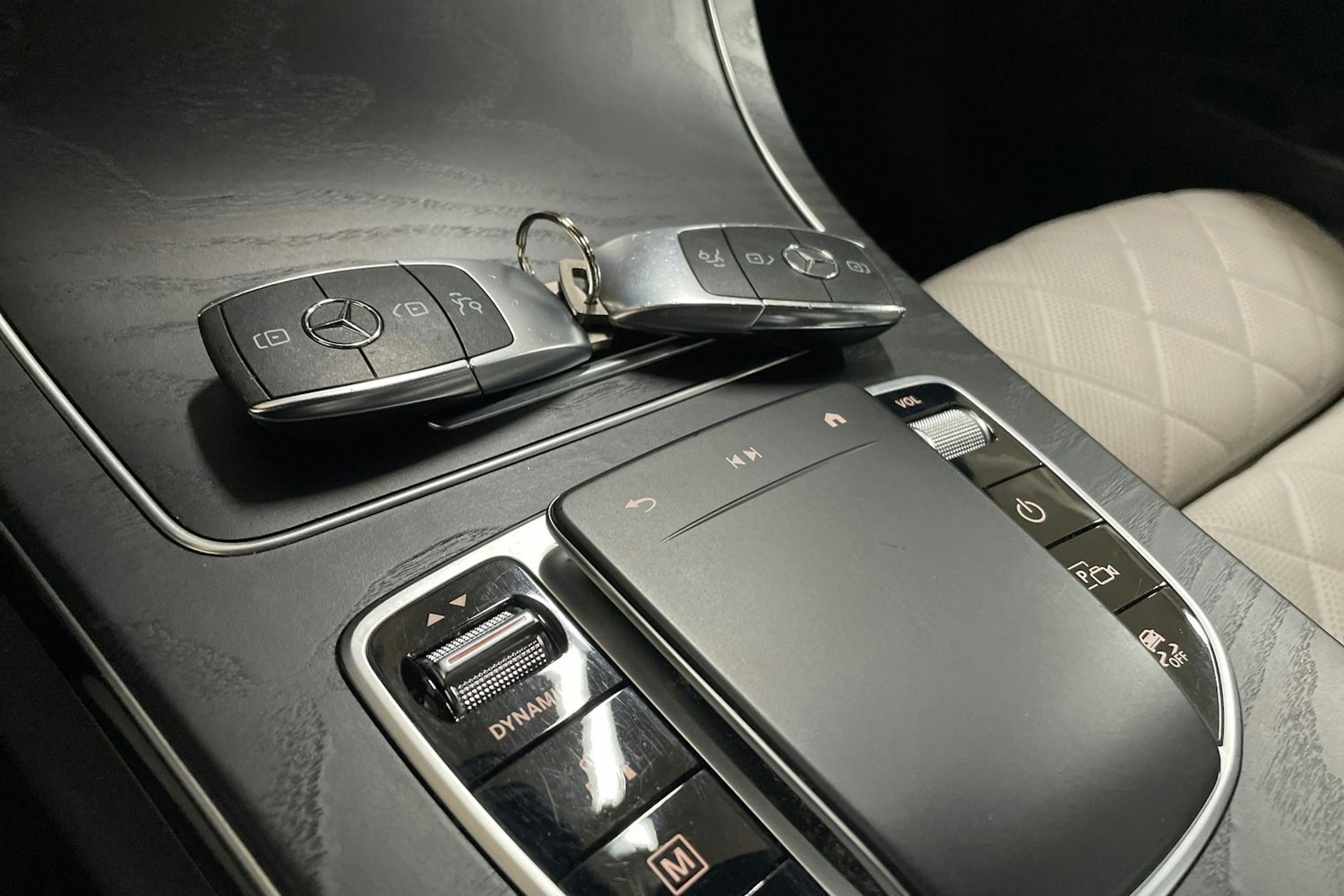 Valkoinen Mercedes-Benz GLC 2021 kuva 19.