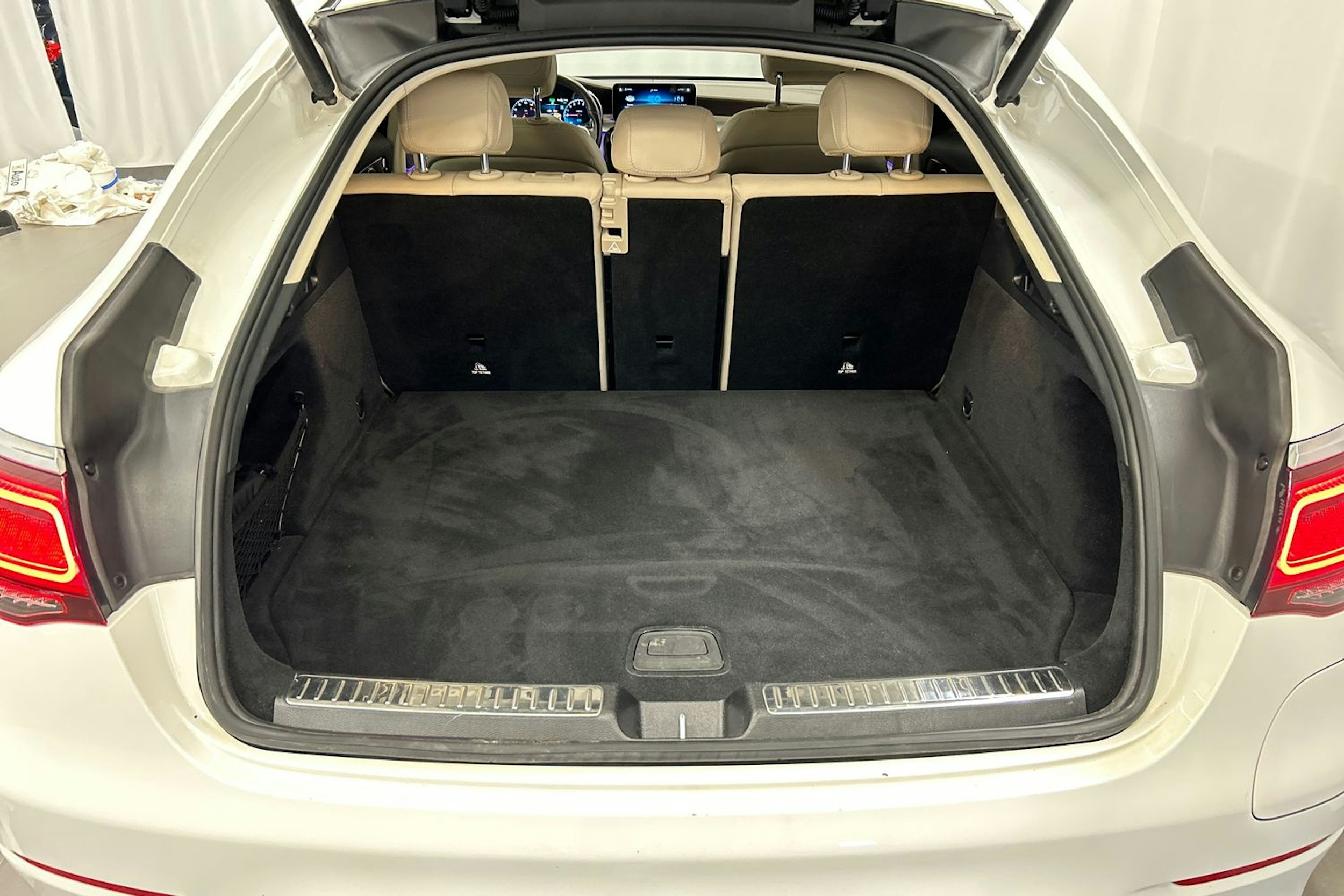 valkoinen Mercedes-Benz GLC 2021 kuva 16.