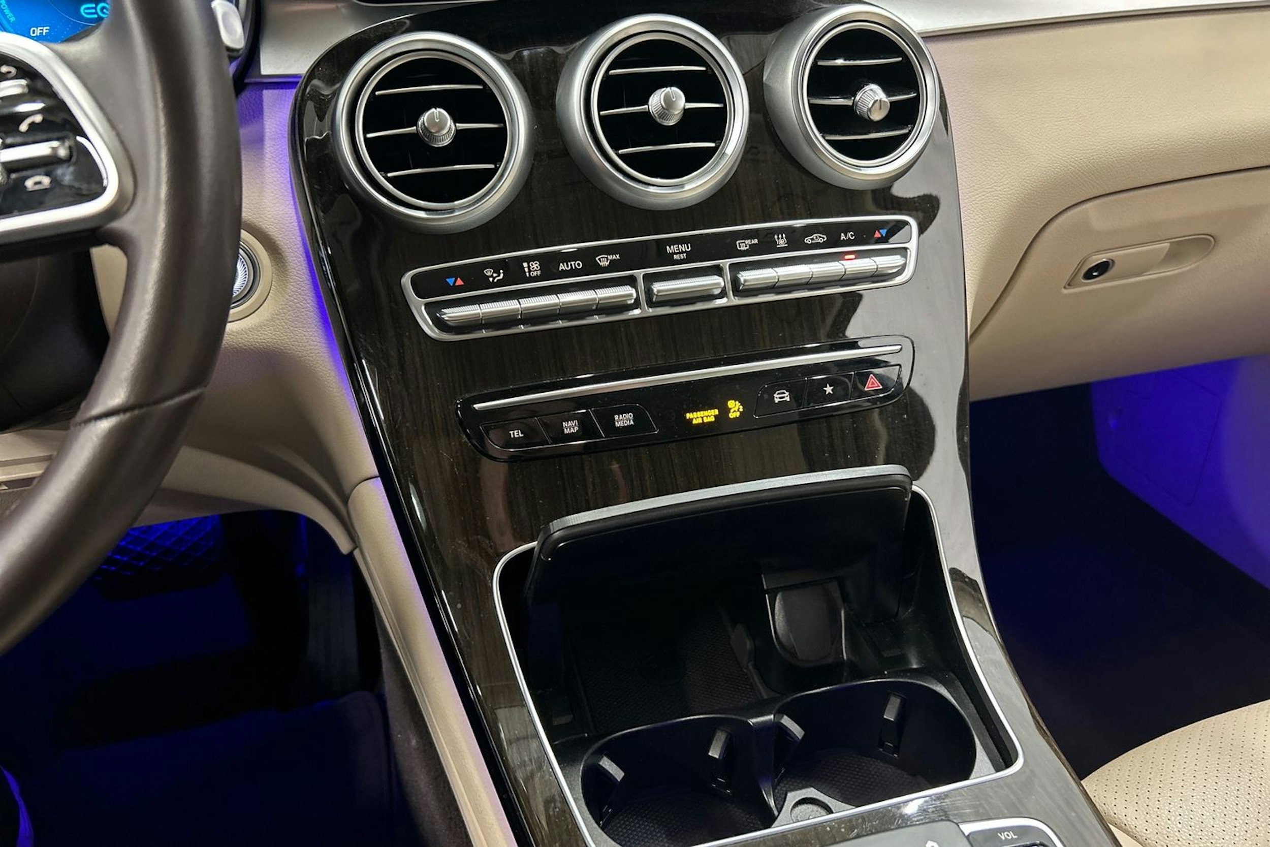 valkoinen Mercedes-Benz GLC 2021 kuva 25.