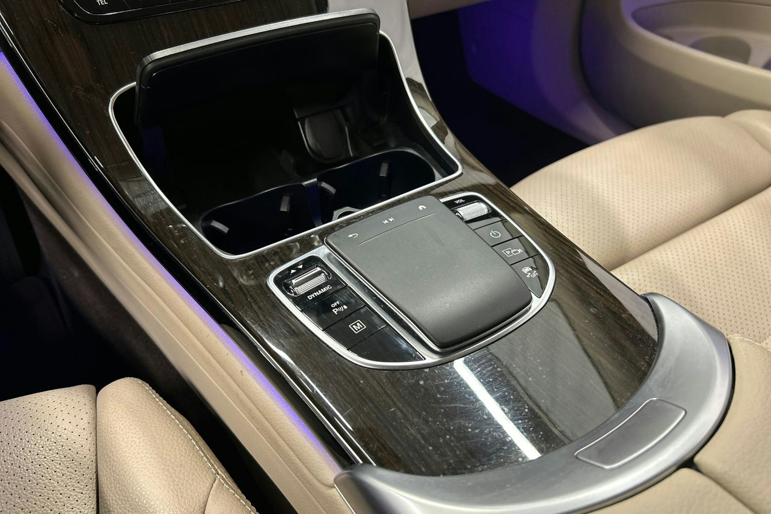 valkoinen Mercedes-Benz GLC 2021 kuva 26.